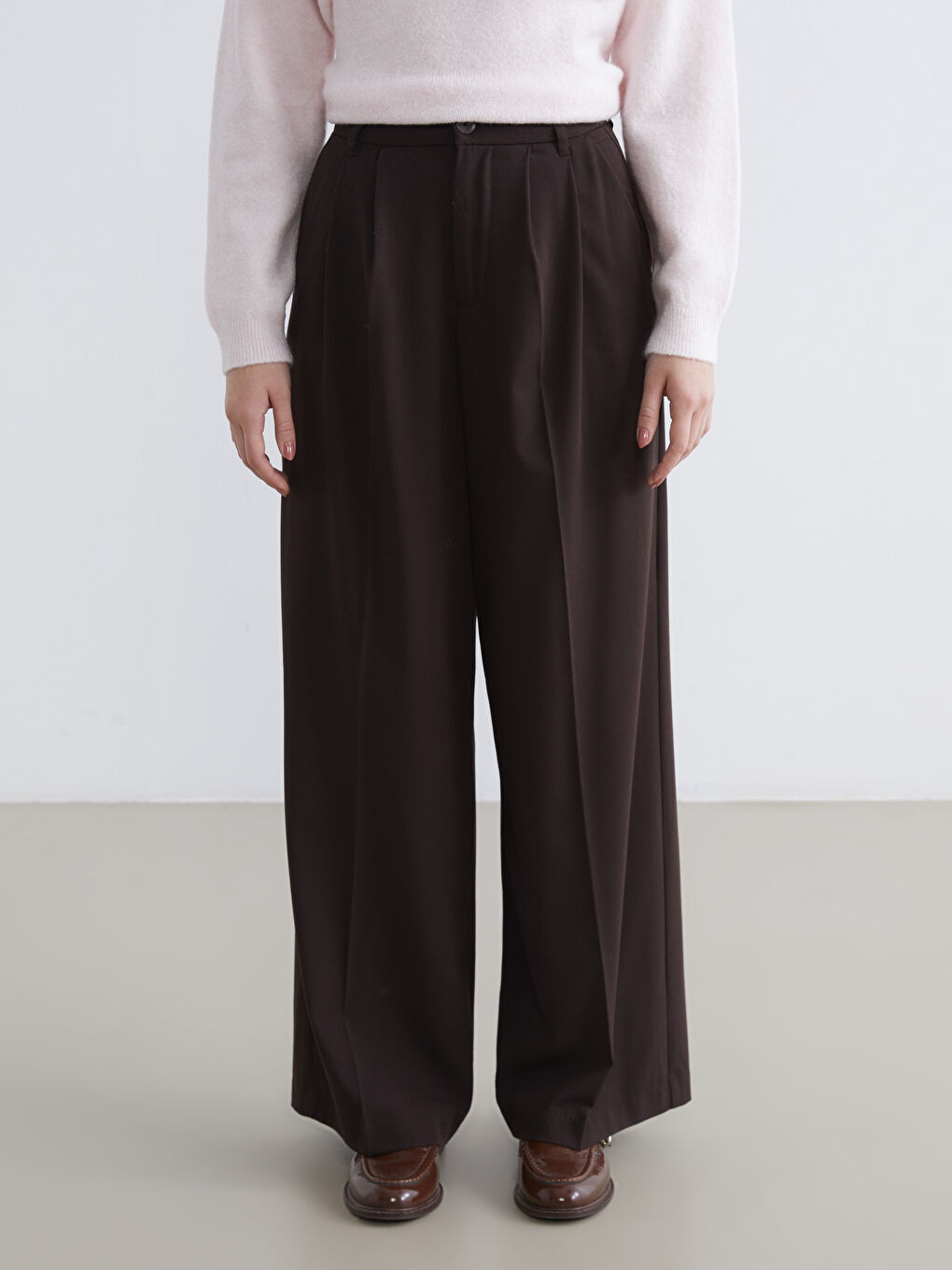 Effortless elegance meets everyday comfort in our loose-fit, wide-leg, pleated trousers.-1