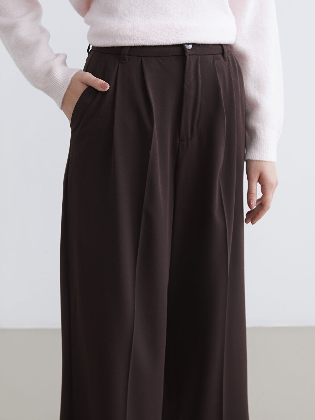 Effortless elegance meets everyday comfort in our loose-fit, wide-leg, pleated trousers.-2