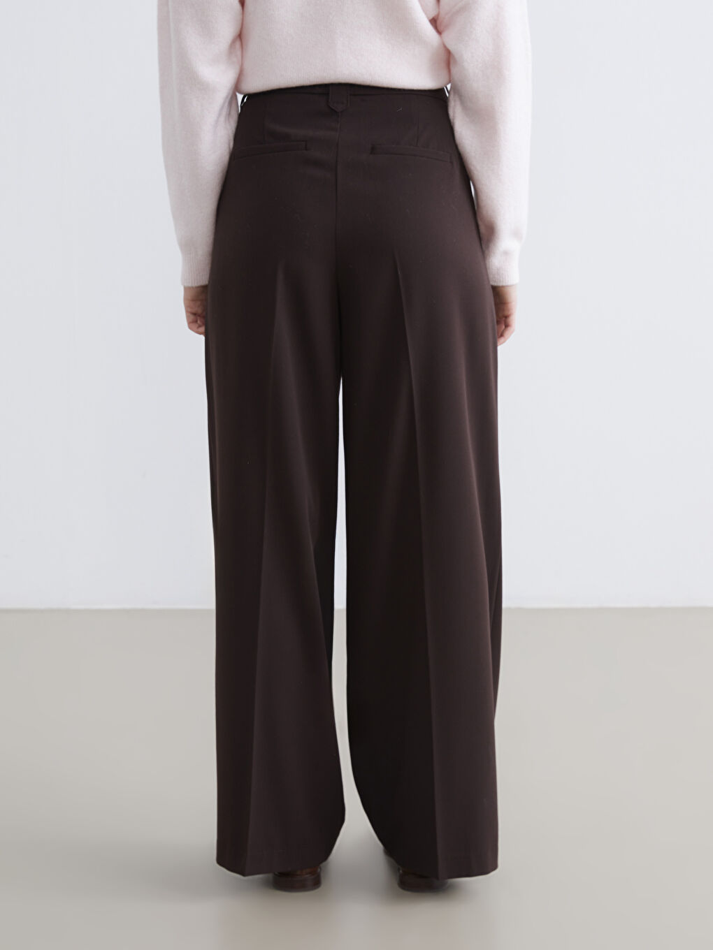 Effortless elegance meets everyday comfort in our loose-fit, wide-leg, pleated trousers.-3