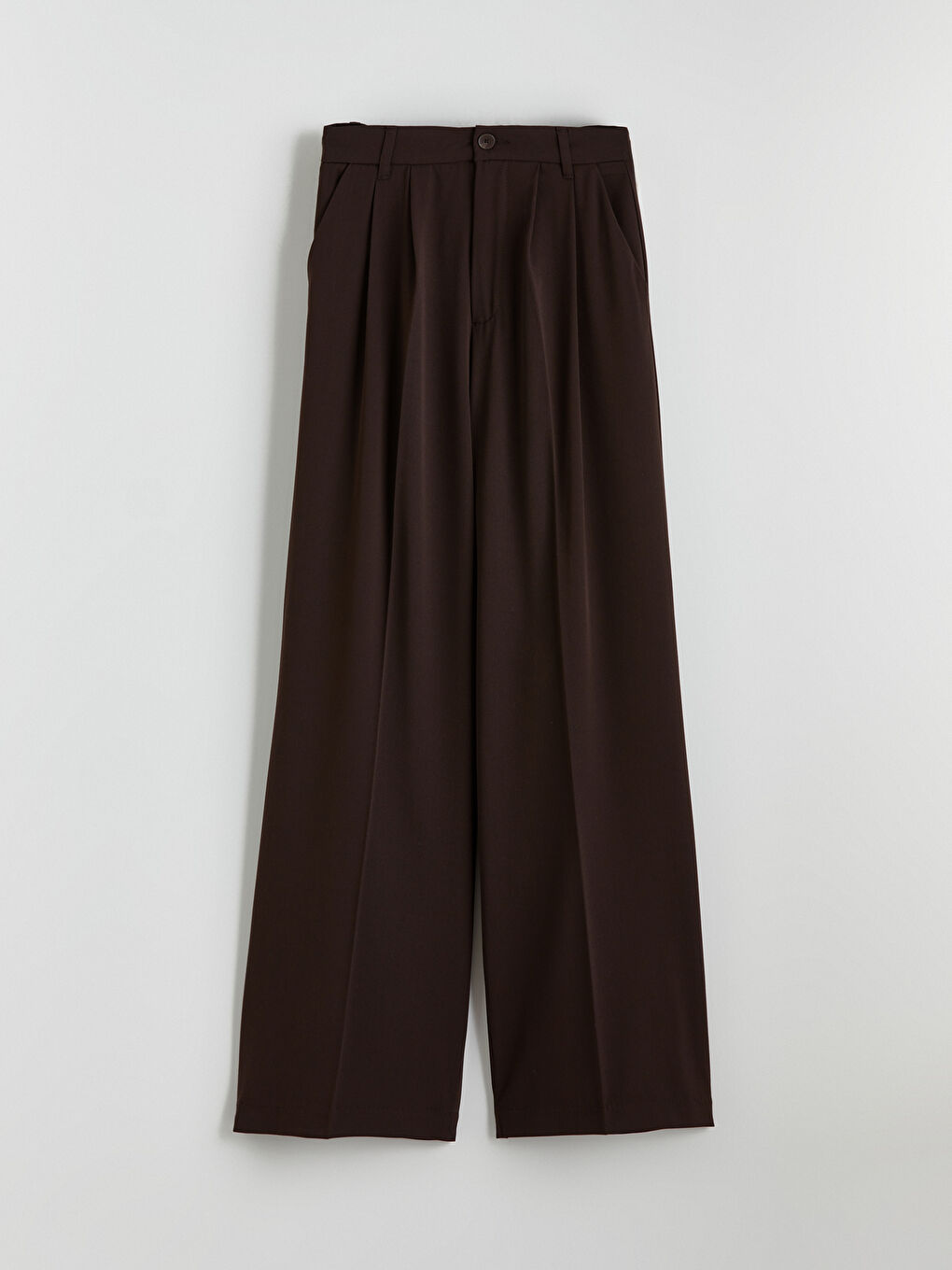Effortless elegance meets everyday comfort in our loose-fit, wide-leg, pleated trousers.-4