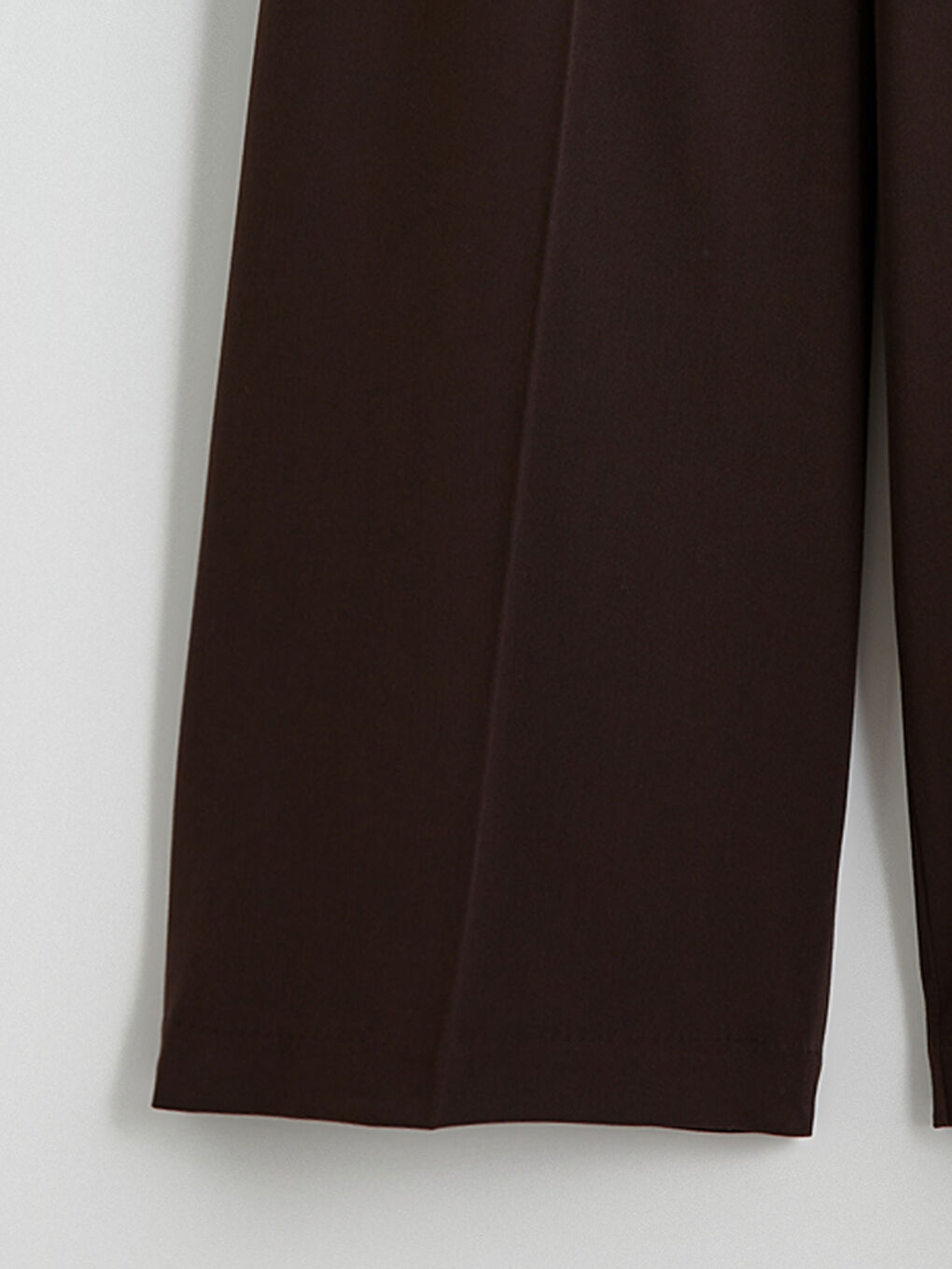 Effortless elegance meets everyday comfort in our loose-fit, wide-leg, pleated trousers.-5