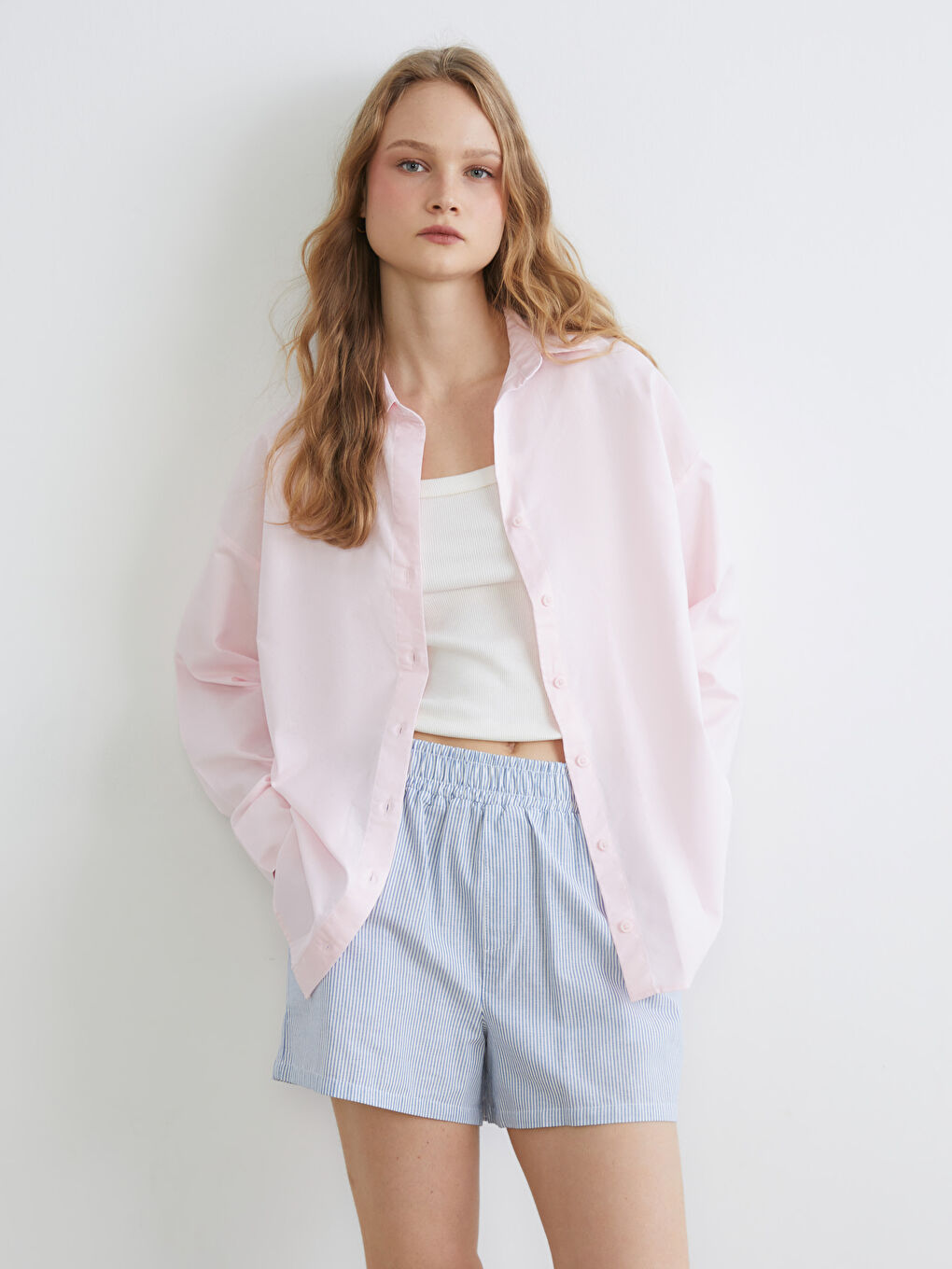 قميص وردي امرأة