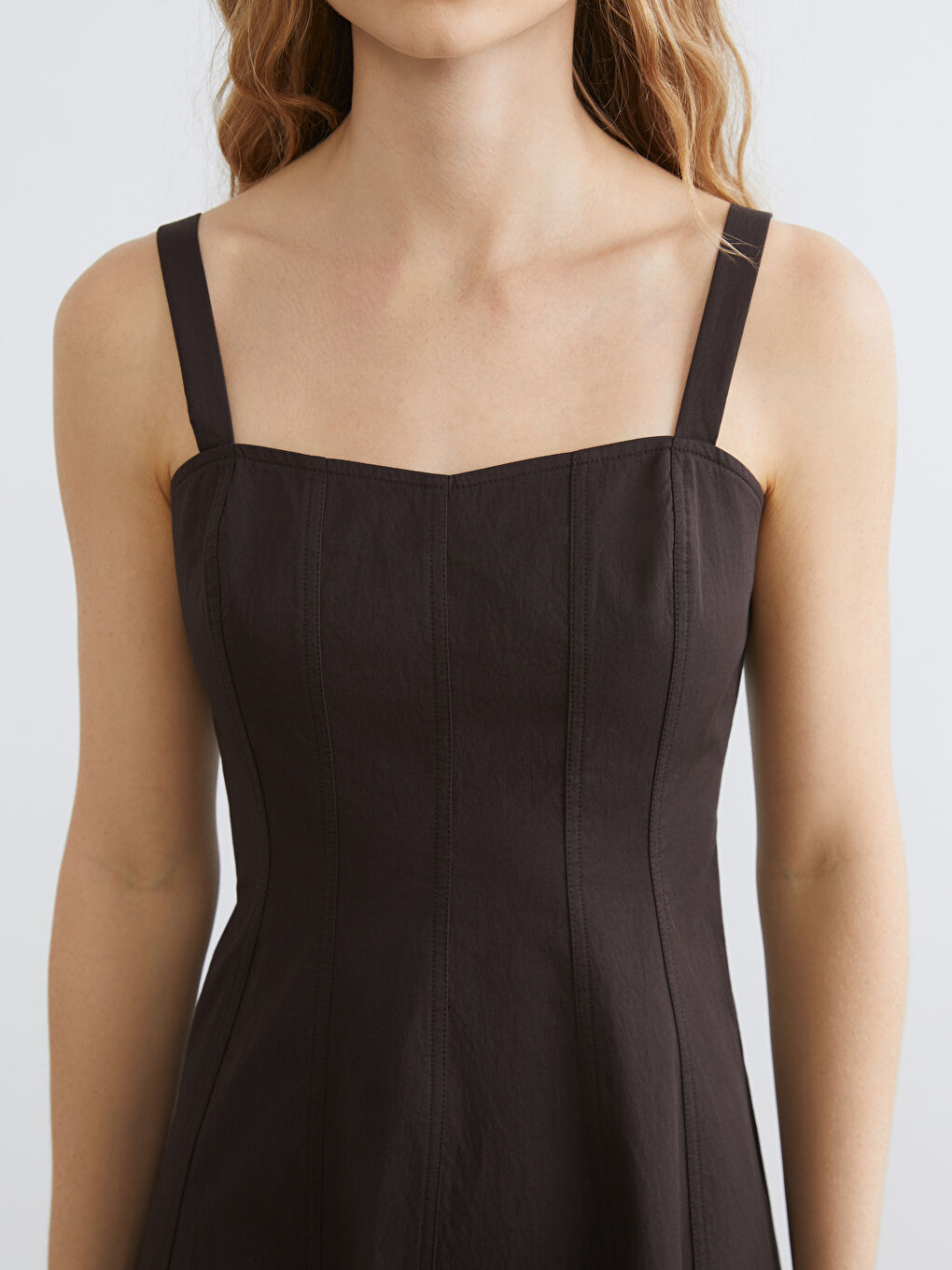 Рокля с презрамки и сърцевидно деколте, прибрана талия-2