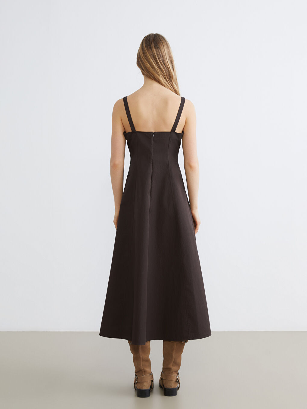 Рокля с презрамки и сърцевидно деколте, прибрана талия-3