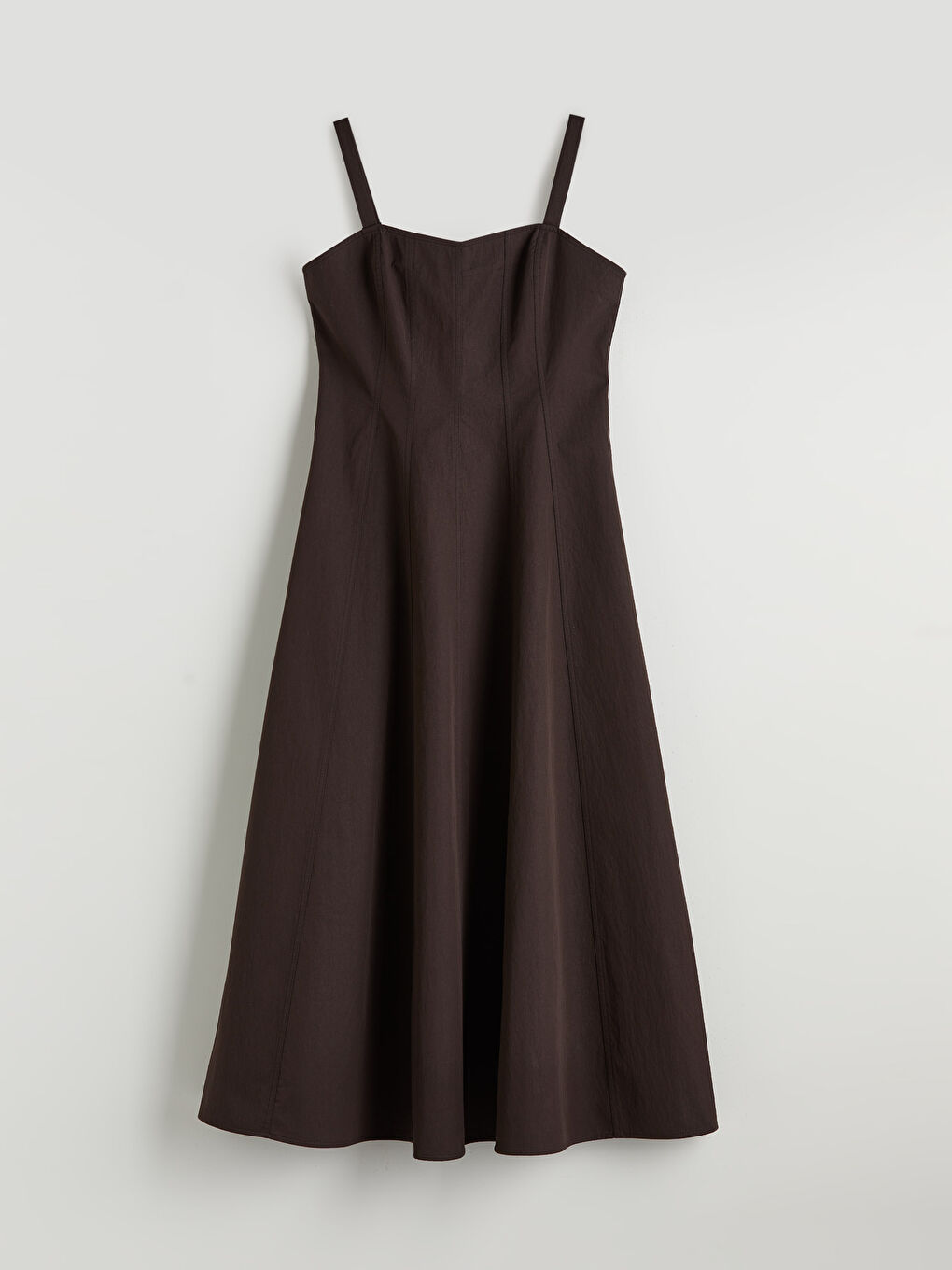 Рокля с презрамки и сърцевидно деколте, прибрана талия-4