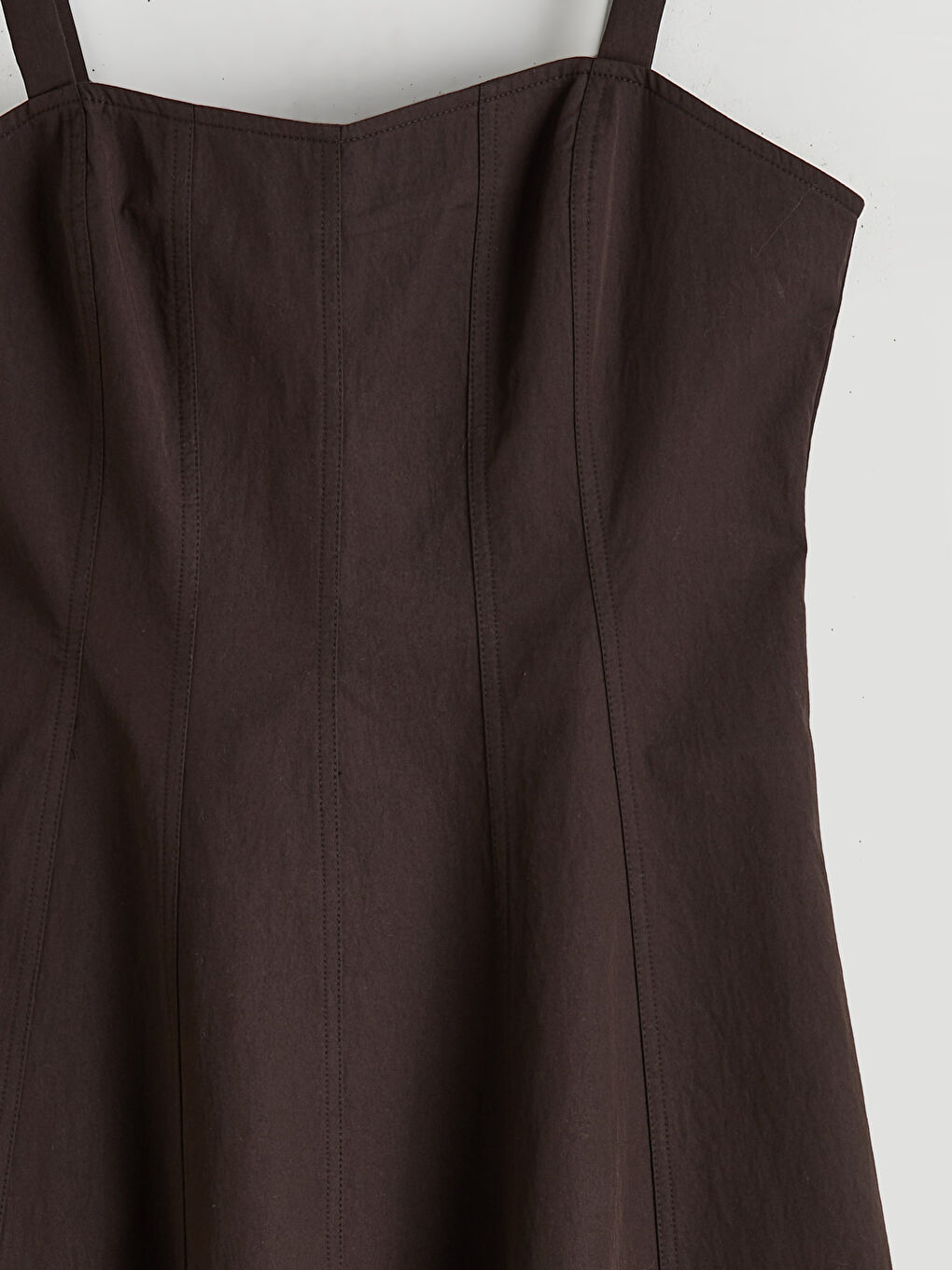 Рокля с презрамки и сърцевидно деколте, прибрана талия-5