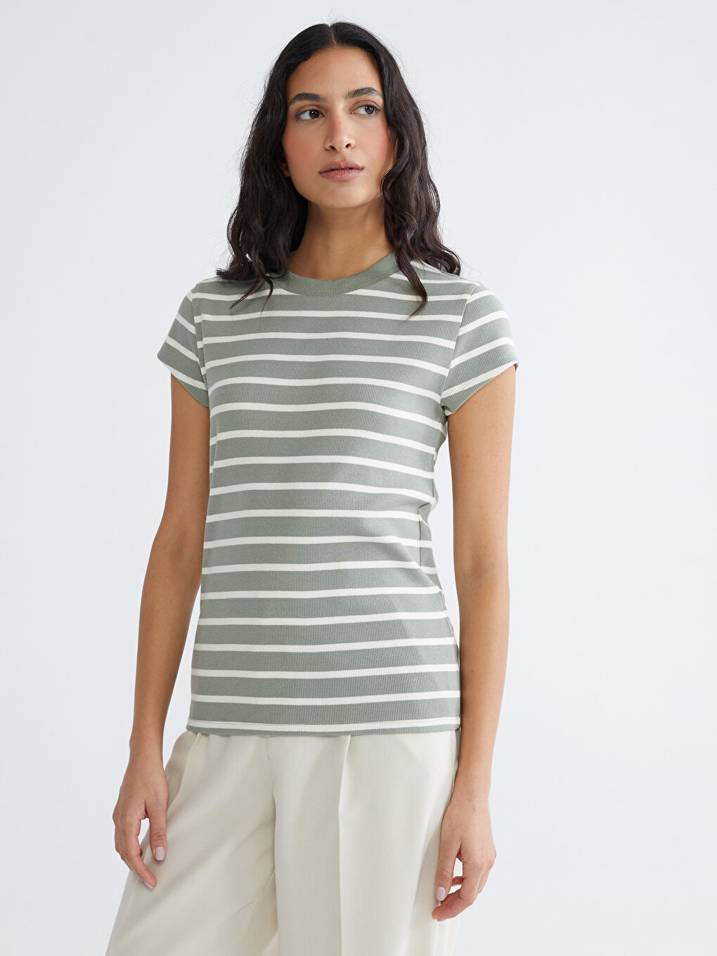 Женская футболка в полоску с круглым вырезом