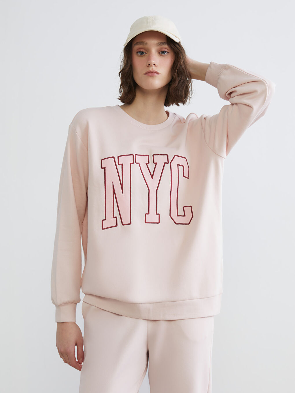 Дамски суитшърт с бродерия NYC, с широк силует