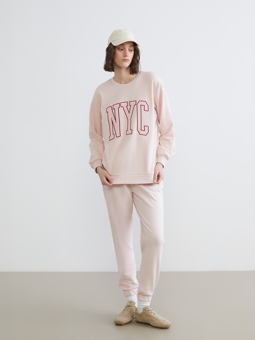 Дамски суитшърт с бродерия NYC, с широк силует-1