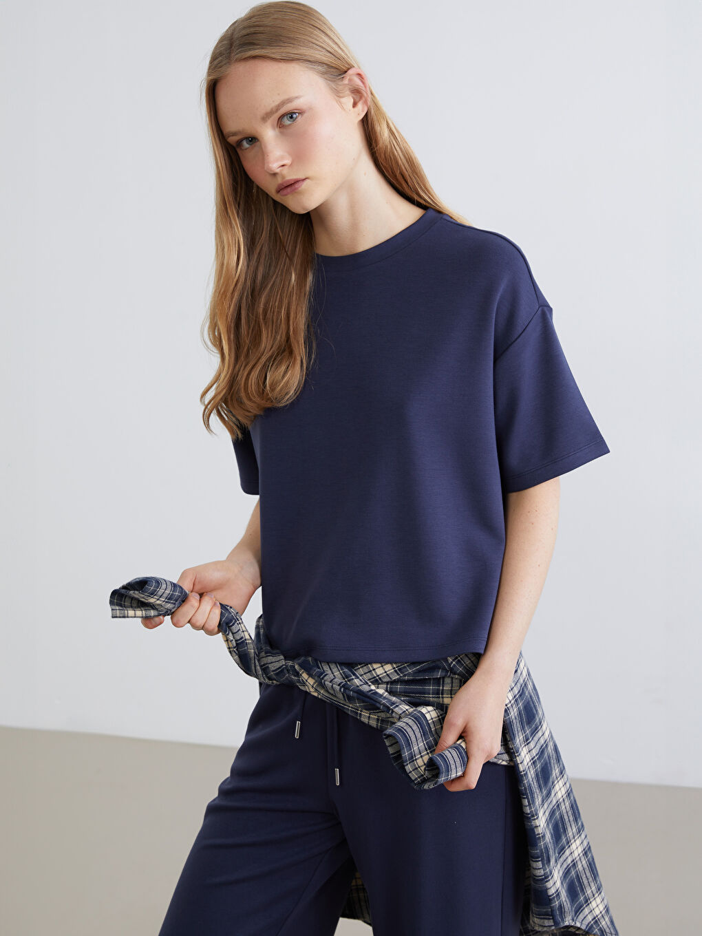 Жұмсақ жанасымды оверсайз футболка.