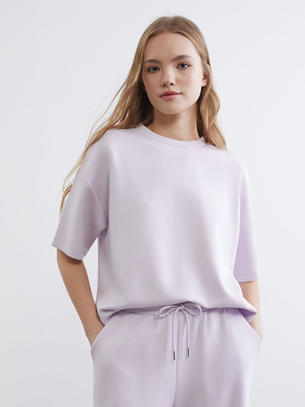 Непринуден стил се среща с върховен комфорт в нашата Oversize тениска Soft Touch.