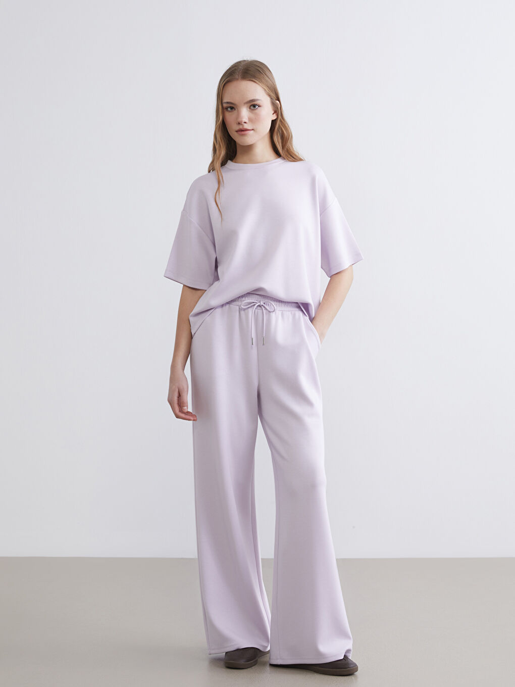 Непринуден стил се среща с върховен комфорт в нашата Oversize тениска Soft Touch.-1