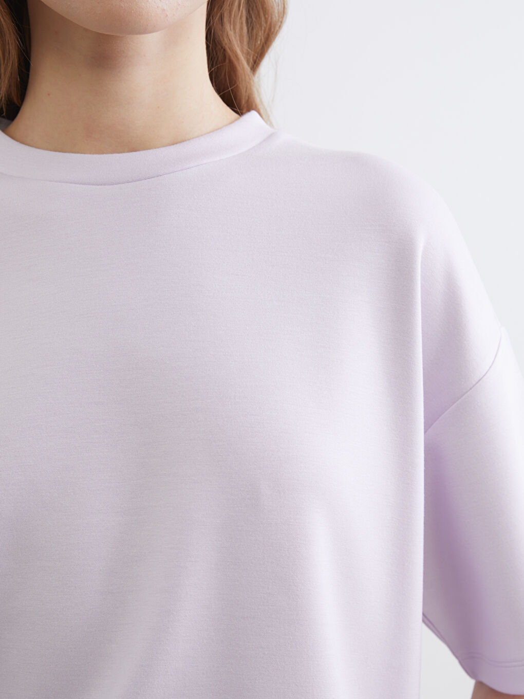 Непринуден стил се среща с върховен комфорт в нашата Oversize тениска Soft Touch.-2