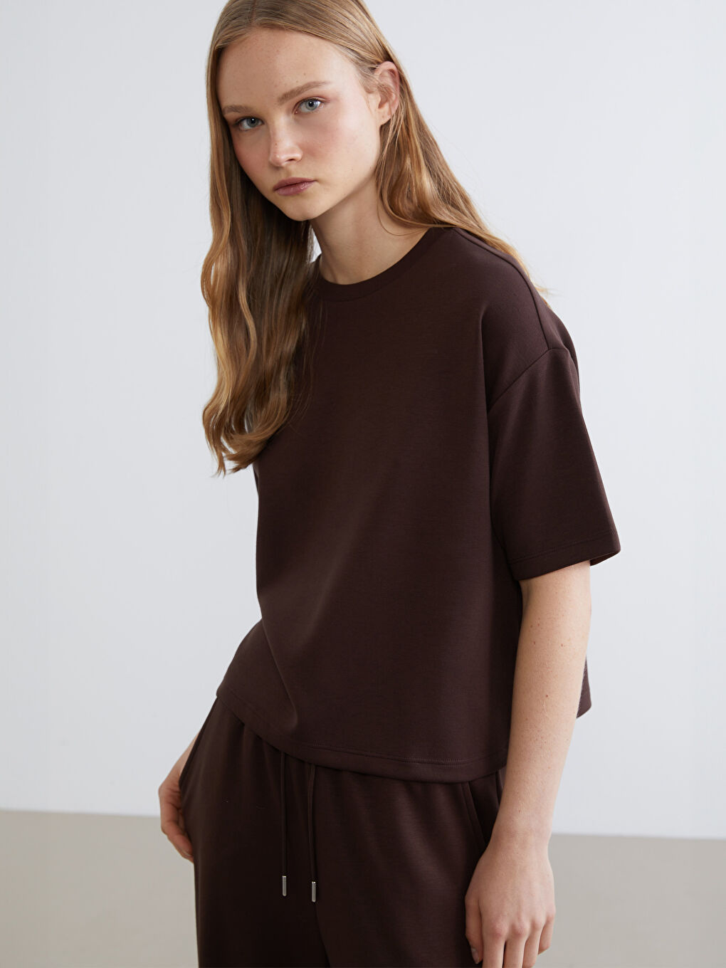 Жұмсақ жанасымды оверсайз футболка.