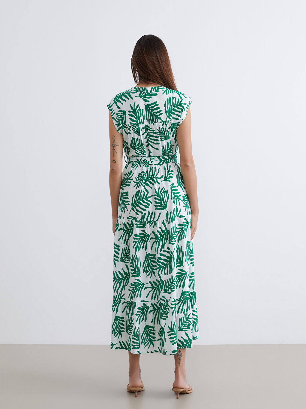 Yeşil Kaçık Yaka Desenli Beli Kuşaklı Elbise-3