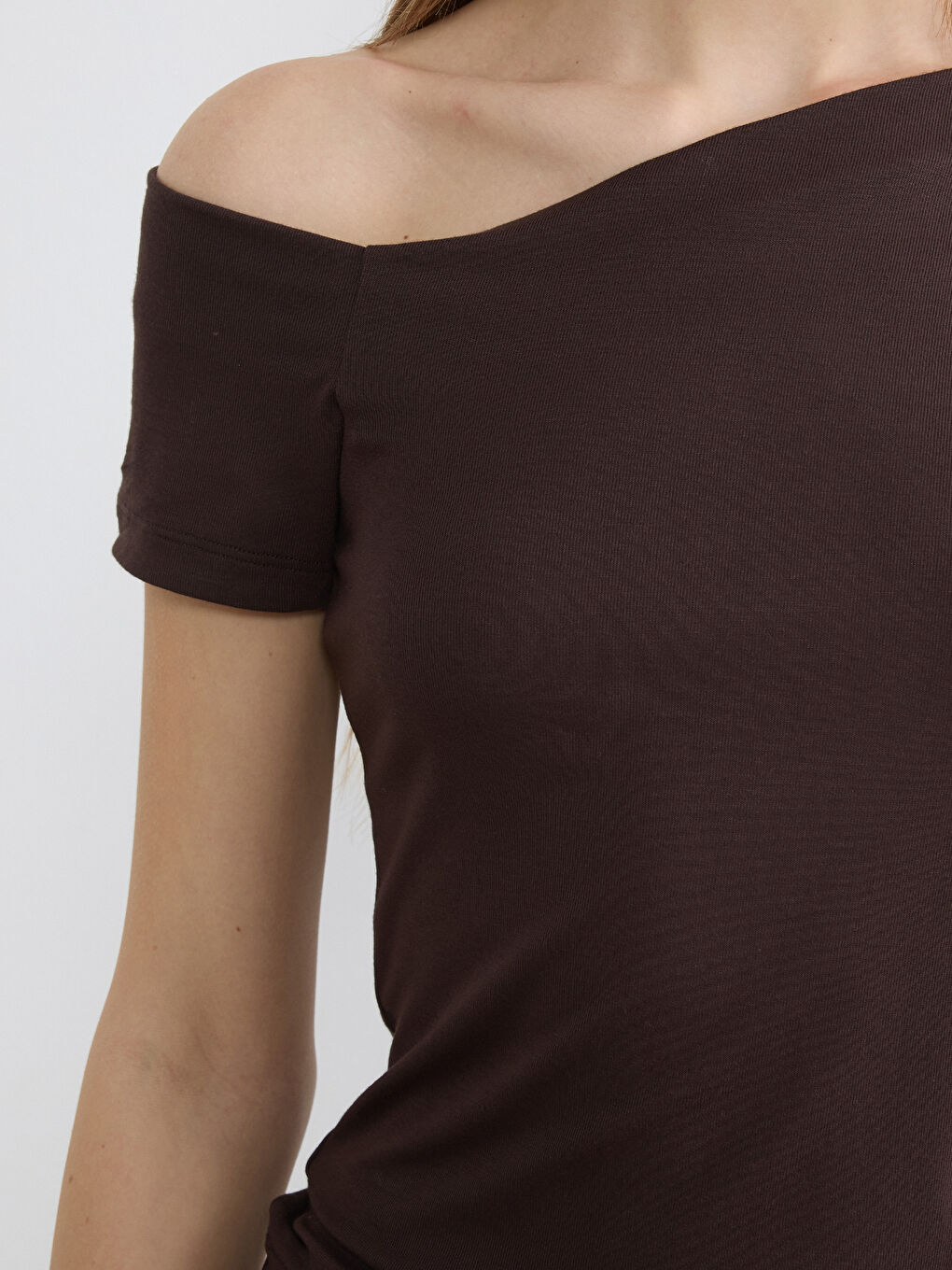 بلوزة بفتحة رقبة واسعة-2