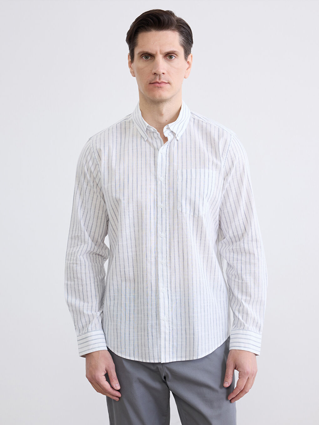 قميص بوبلين مُخَطَّط بقصة عادية للرجال