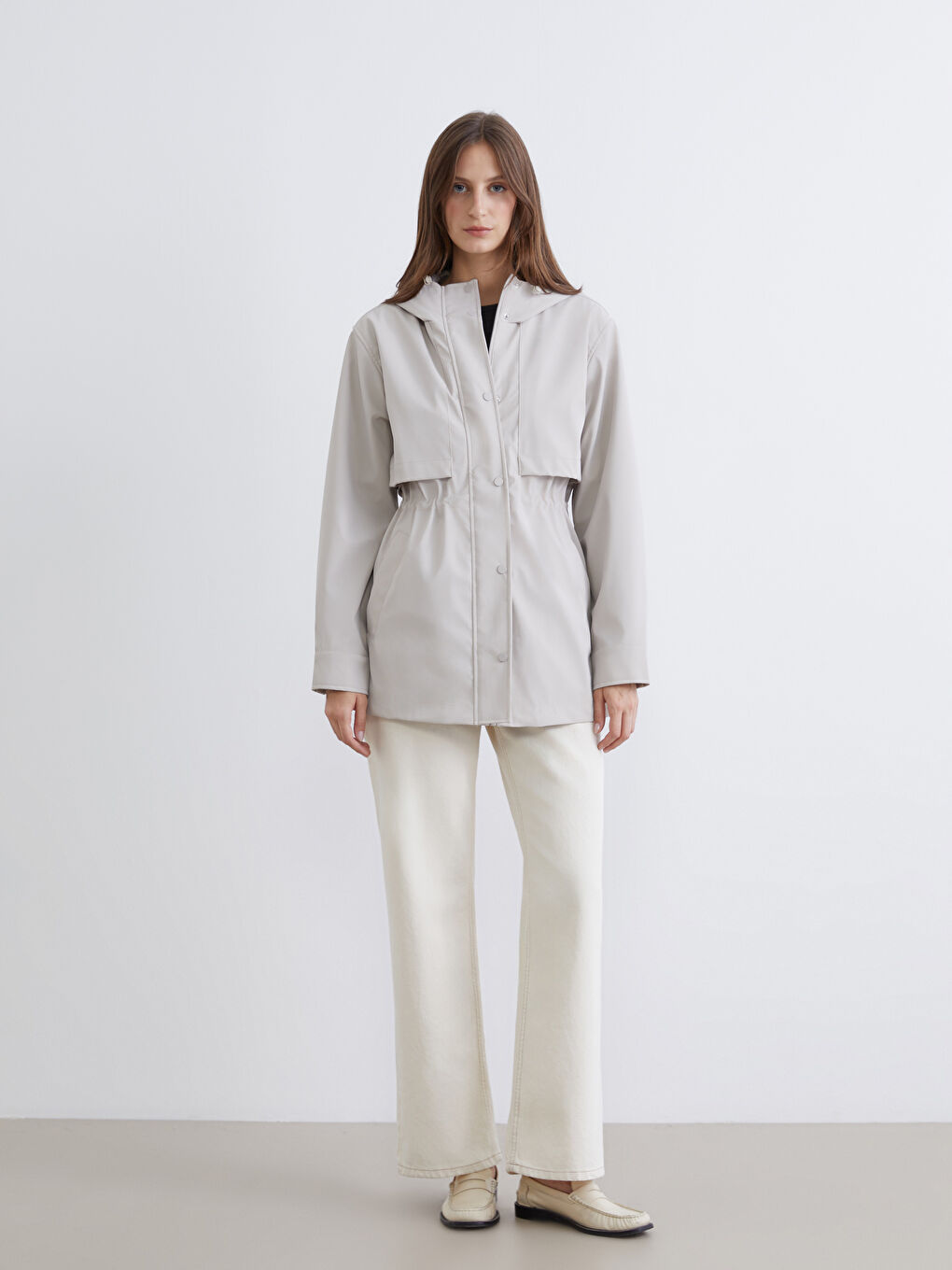 Bej Kapüşonlu Kadın Deri Görünümlü Yağmurluk-1