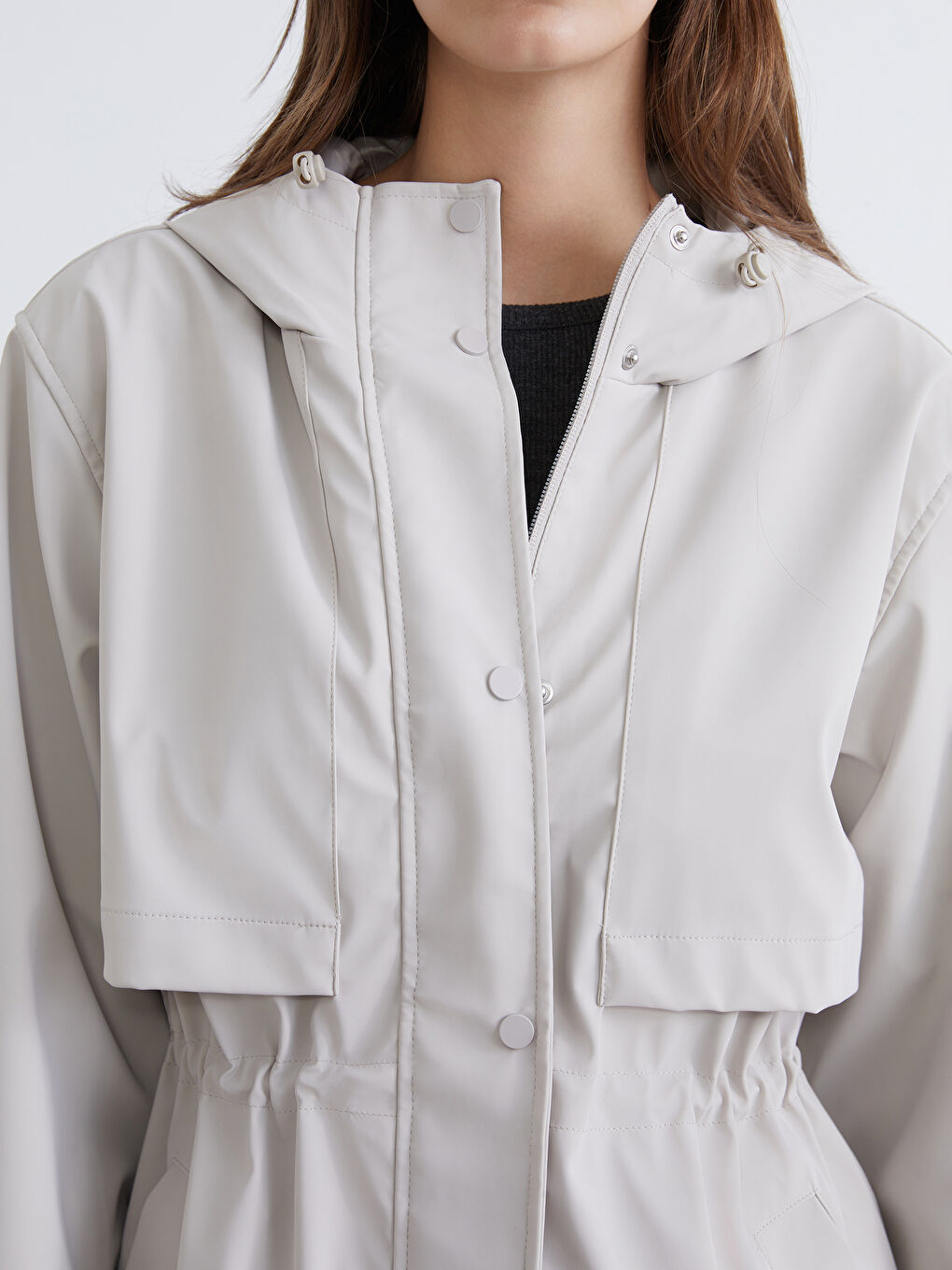 Bej Kapüşonlu Kadın Deri Görünümlü Yağmurluk-2