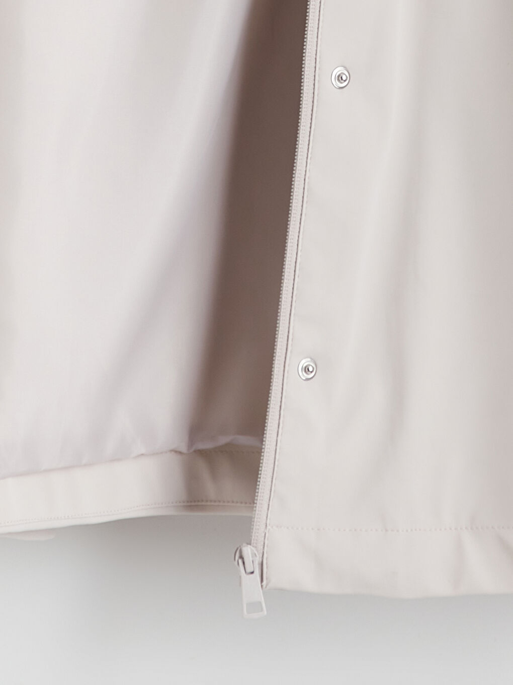 Bej Kapüşonlu Kadın Deri Görünümlü Yağmurluk-7