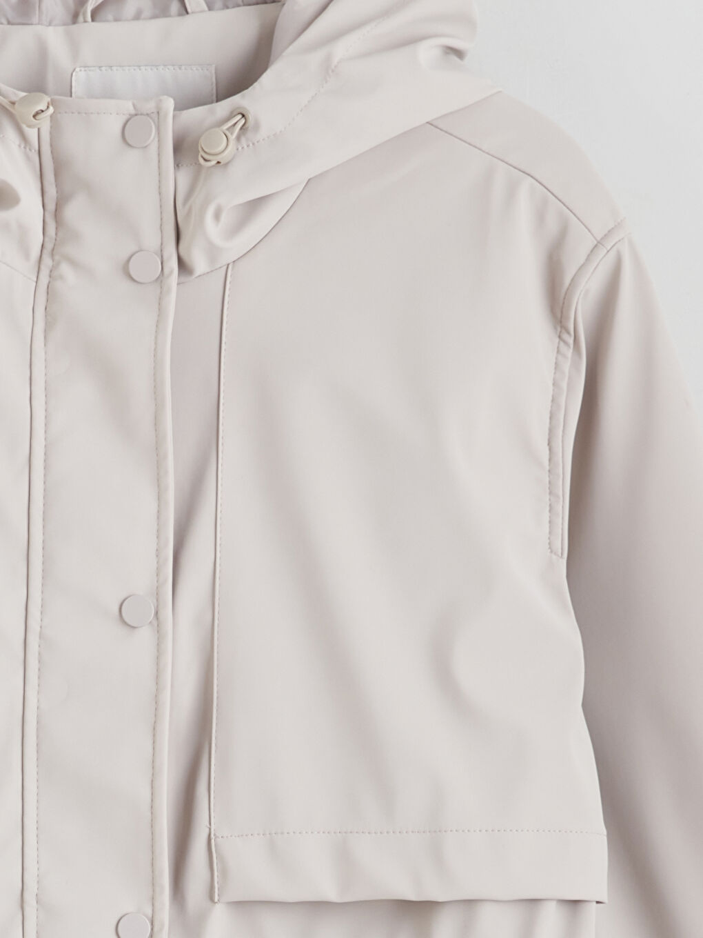 Bej Kapüşonlu Kadın Deri Görünümlü Yağmurluk-8