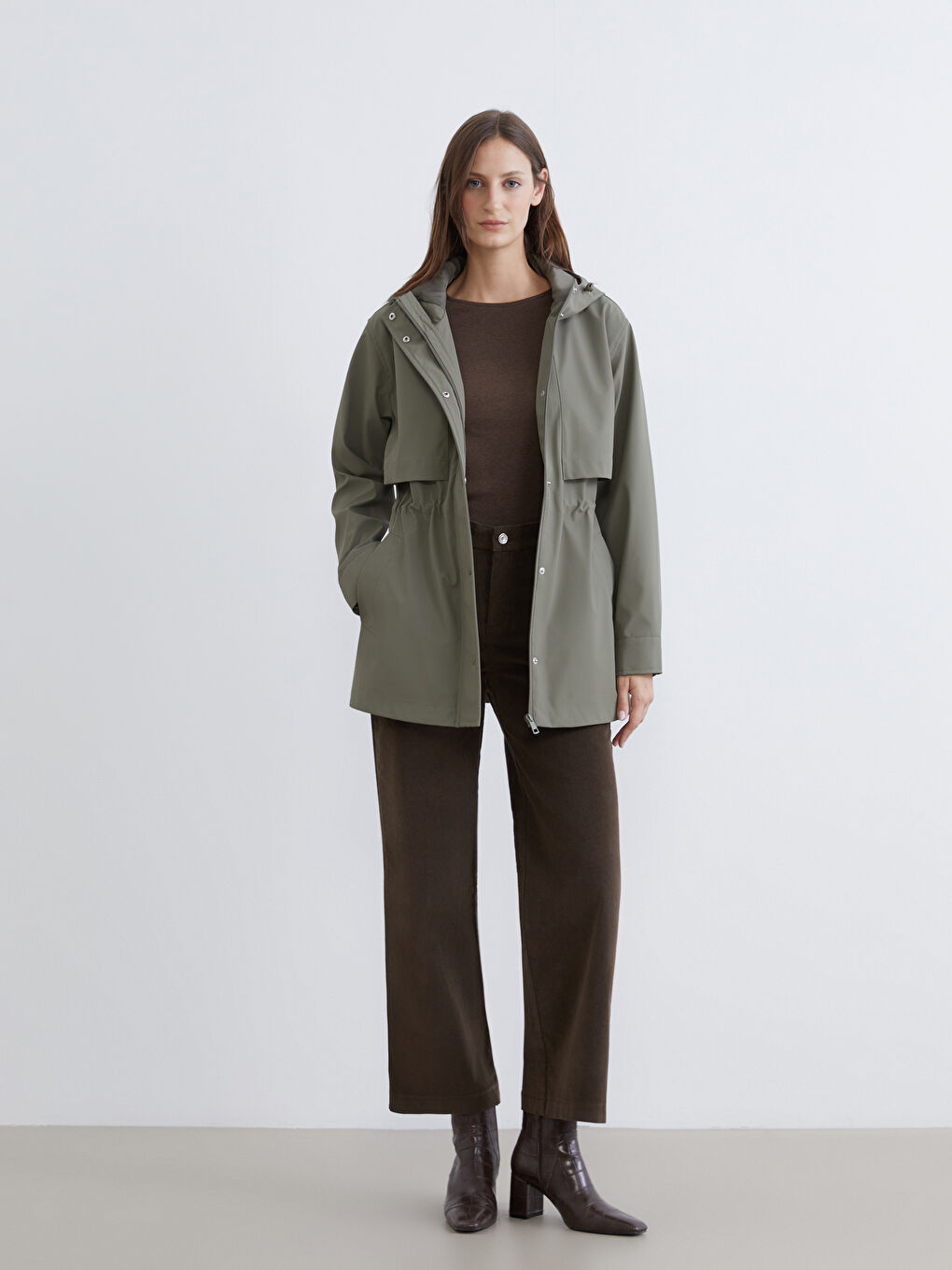 Yeşil Kapüşonlu Kadın Deri Görünümlü Yağmurluk-1