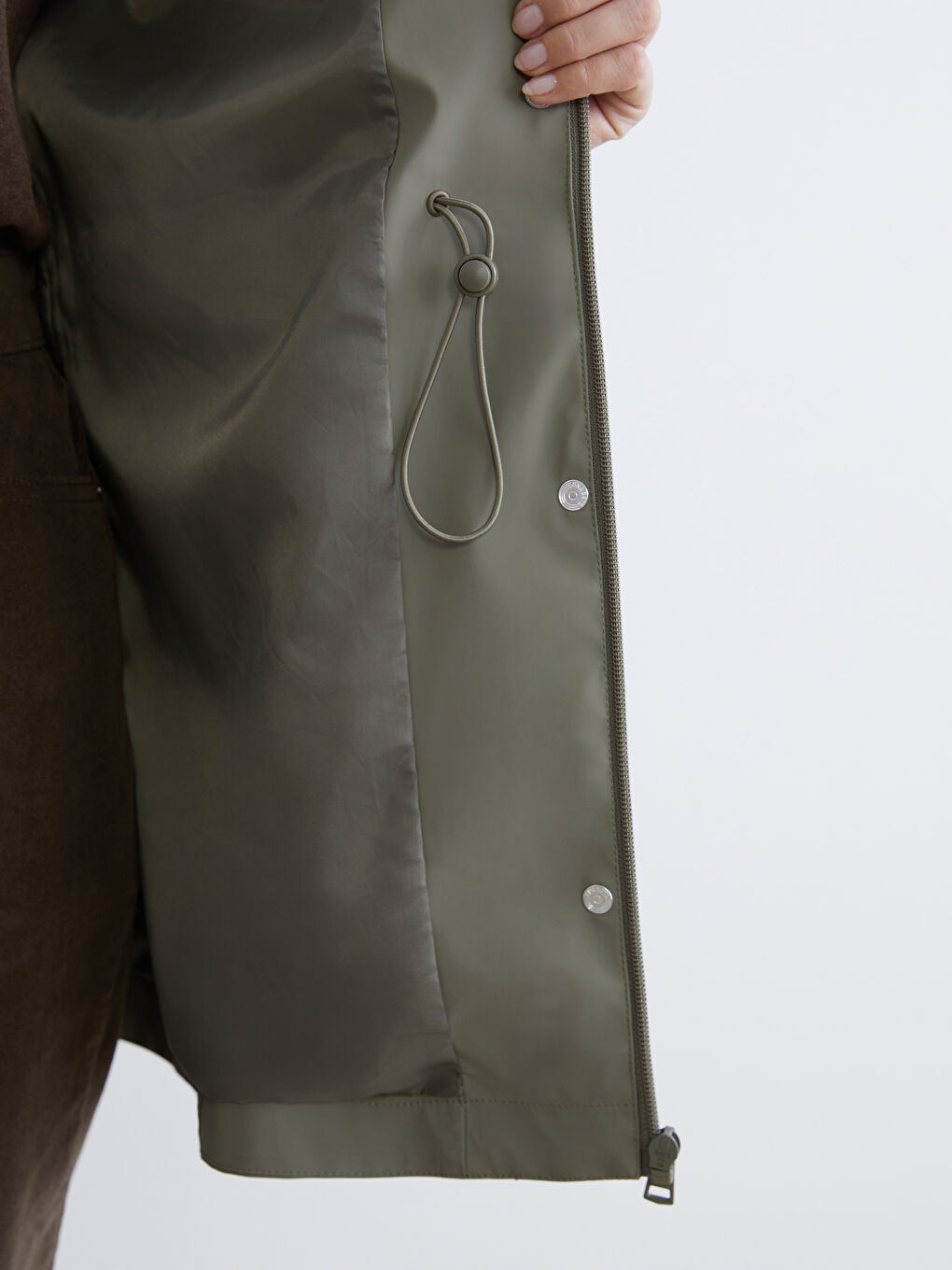 Yeşil Kapüşonlu Kadın Deri Görünümlü Yağmurluk-3