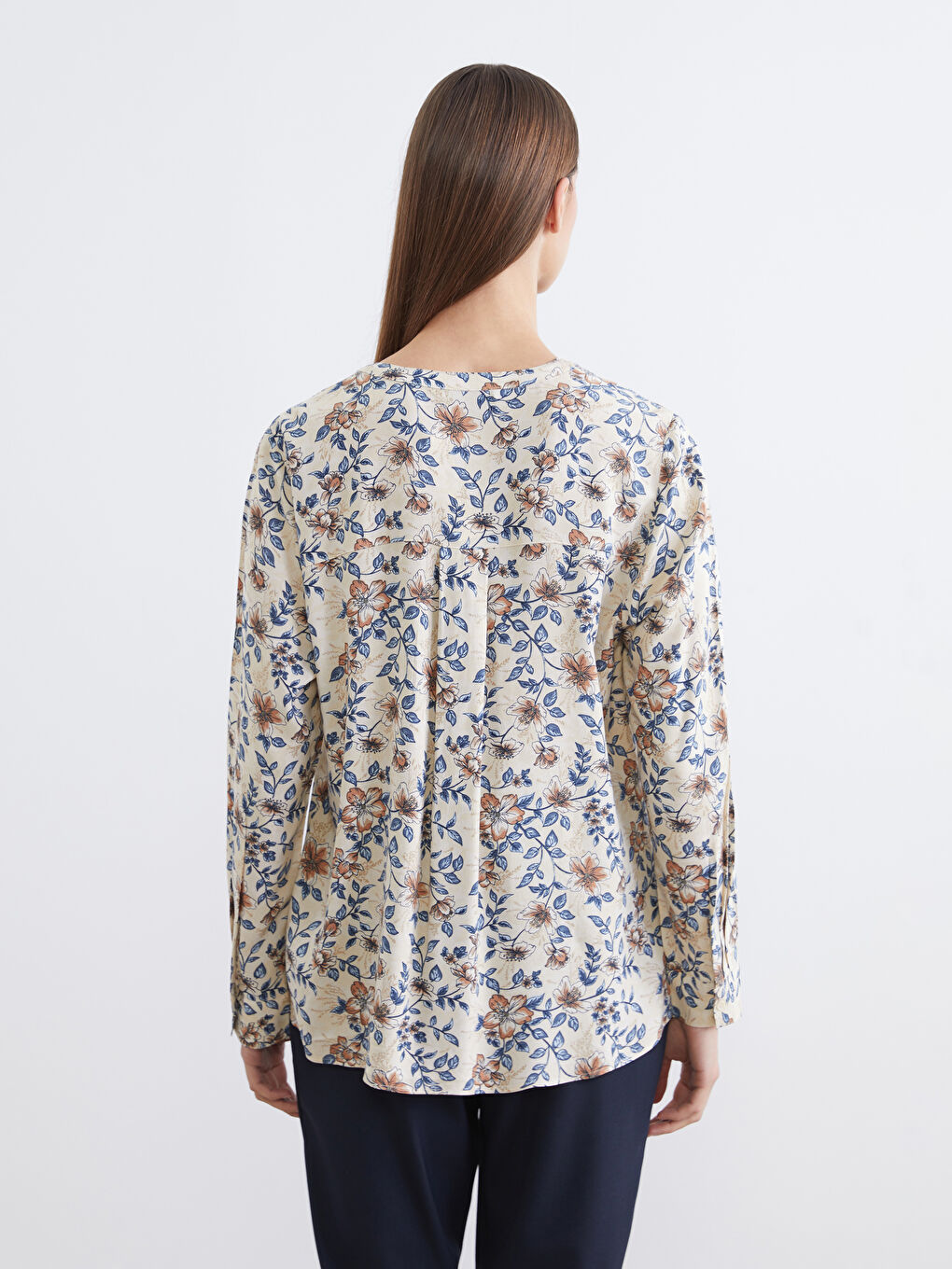 Floral blouse with an asymmetrical neckline.-3