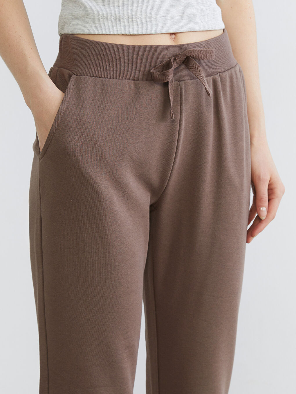 Дамски спортни панталони тип джогър с еластичен колан-2