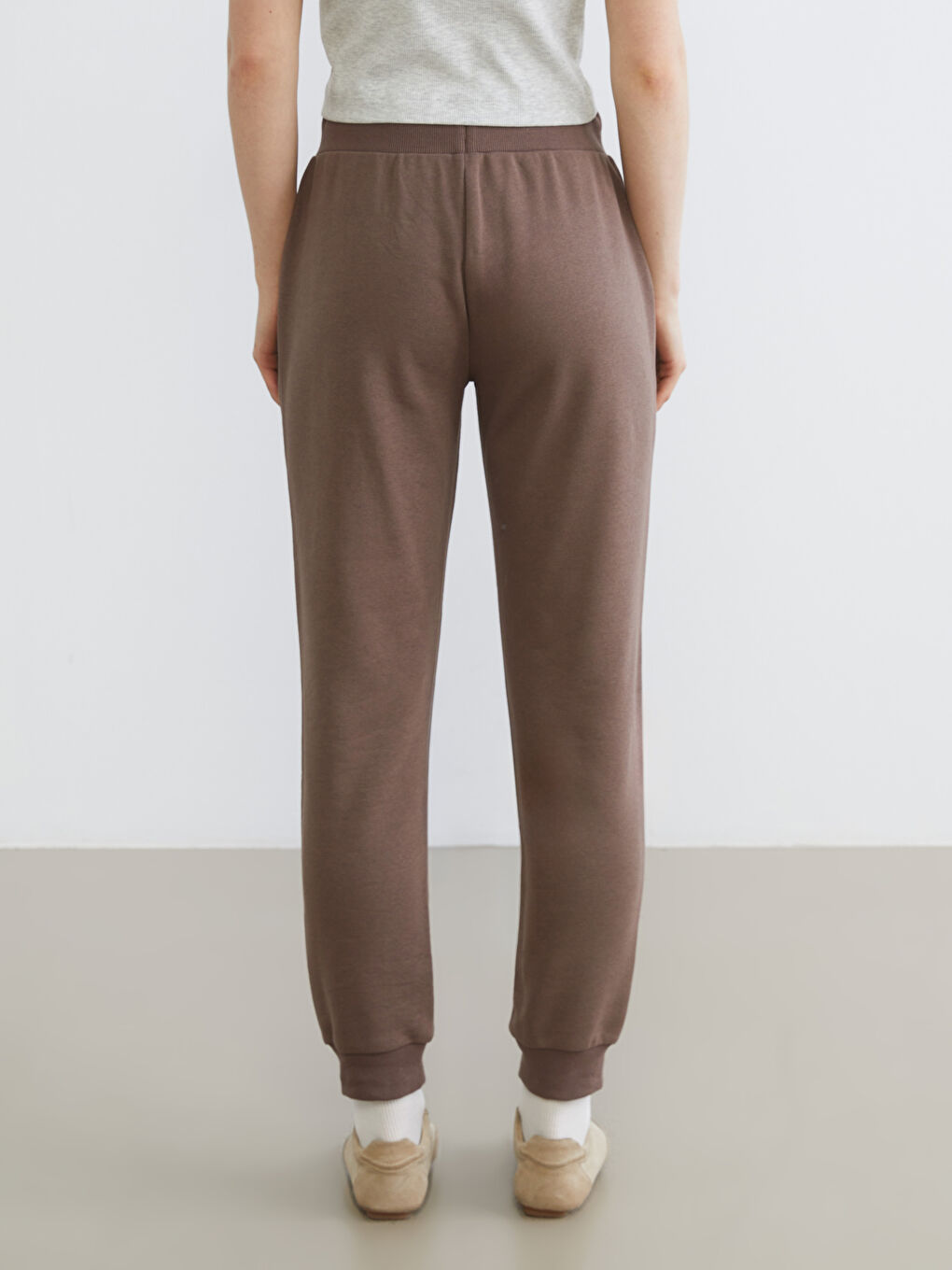 Дамски спортни панталони тип джогър с еластичен колан-3