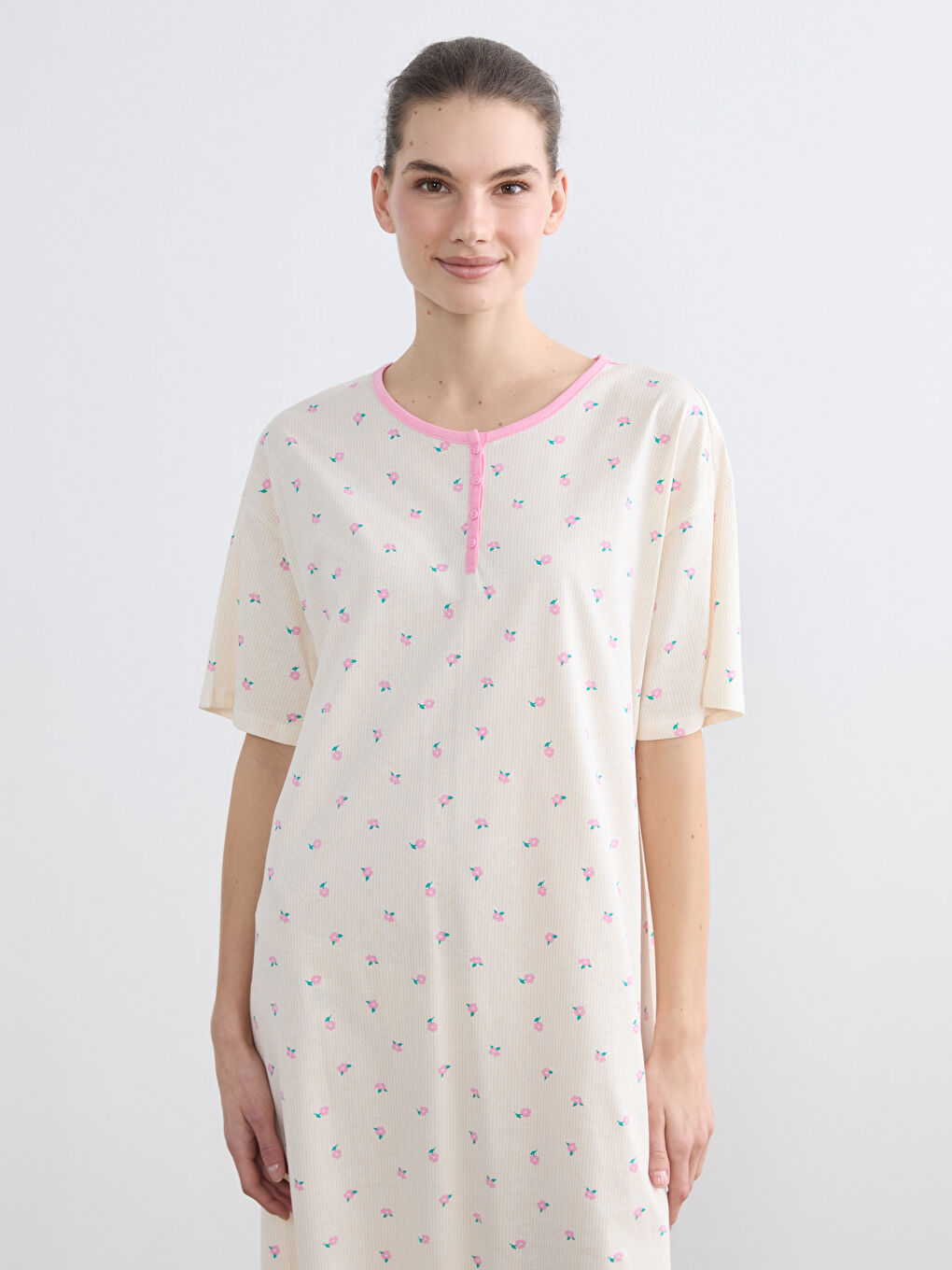Ekru Bisiklet Yaka Çiçekli Kadın Gecelik-1