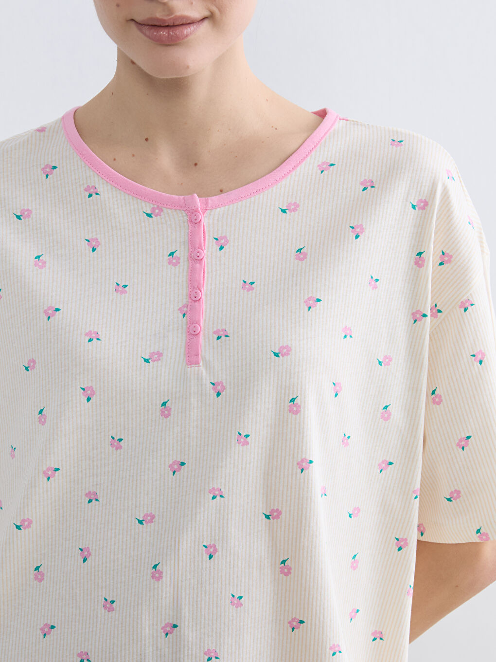 Ekru Bisiklet Yaka Çiçekli Kadın Gecelik-2