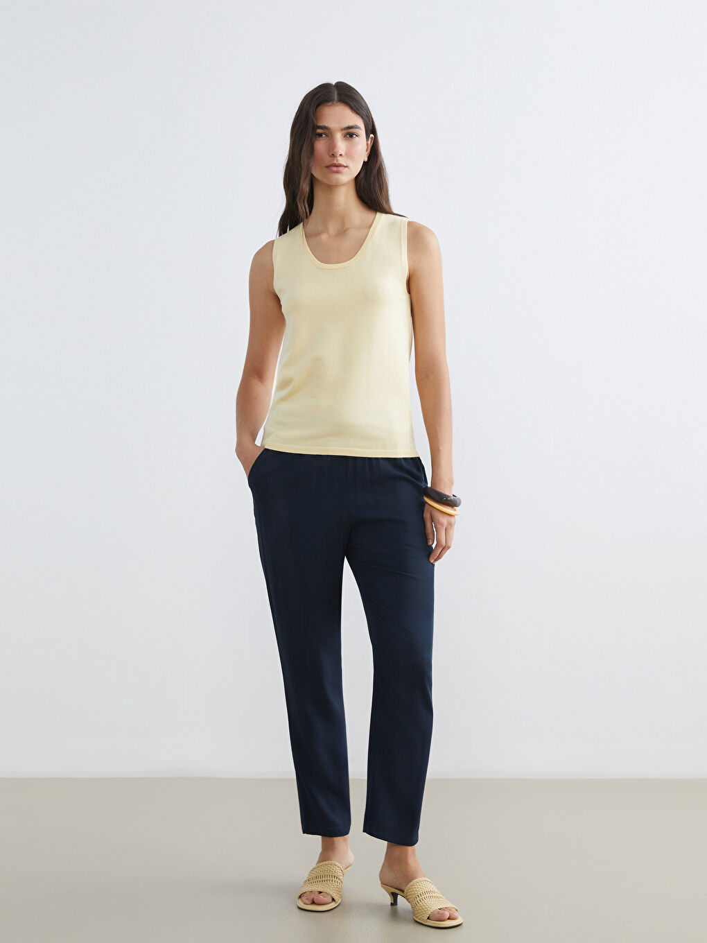 Майка из трикотажа с U-образным вырезом для женщин-1