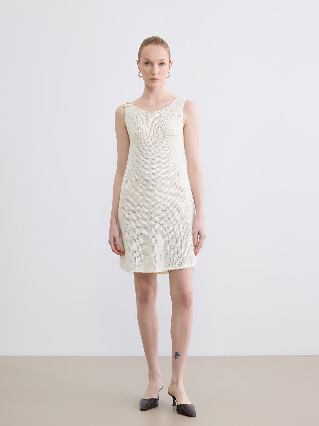 Robe Mini en Tricot à Détails Appliqués à Encolure en U-1