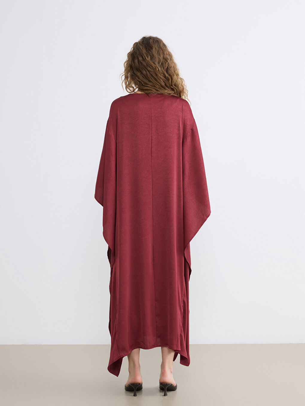 فستان ساتان نسائي بأكمام باتوين وياقة دائرية-3