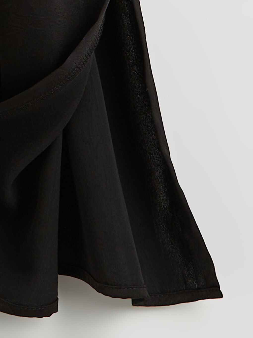 فستان ساتان أوفراسايز مزين بحبات الراين بياقة على شكل حرف V-5