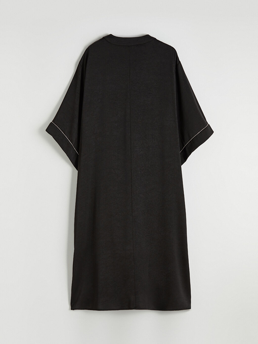 فستان ساتان أوفراسايز مزين بحبات الراين بياقة على شكل حرف V-7