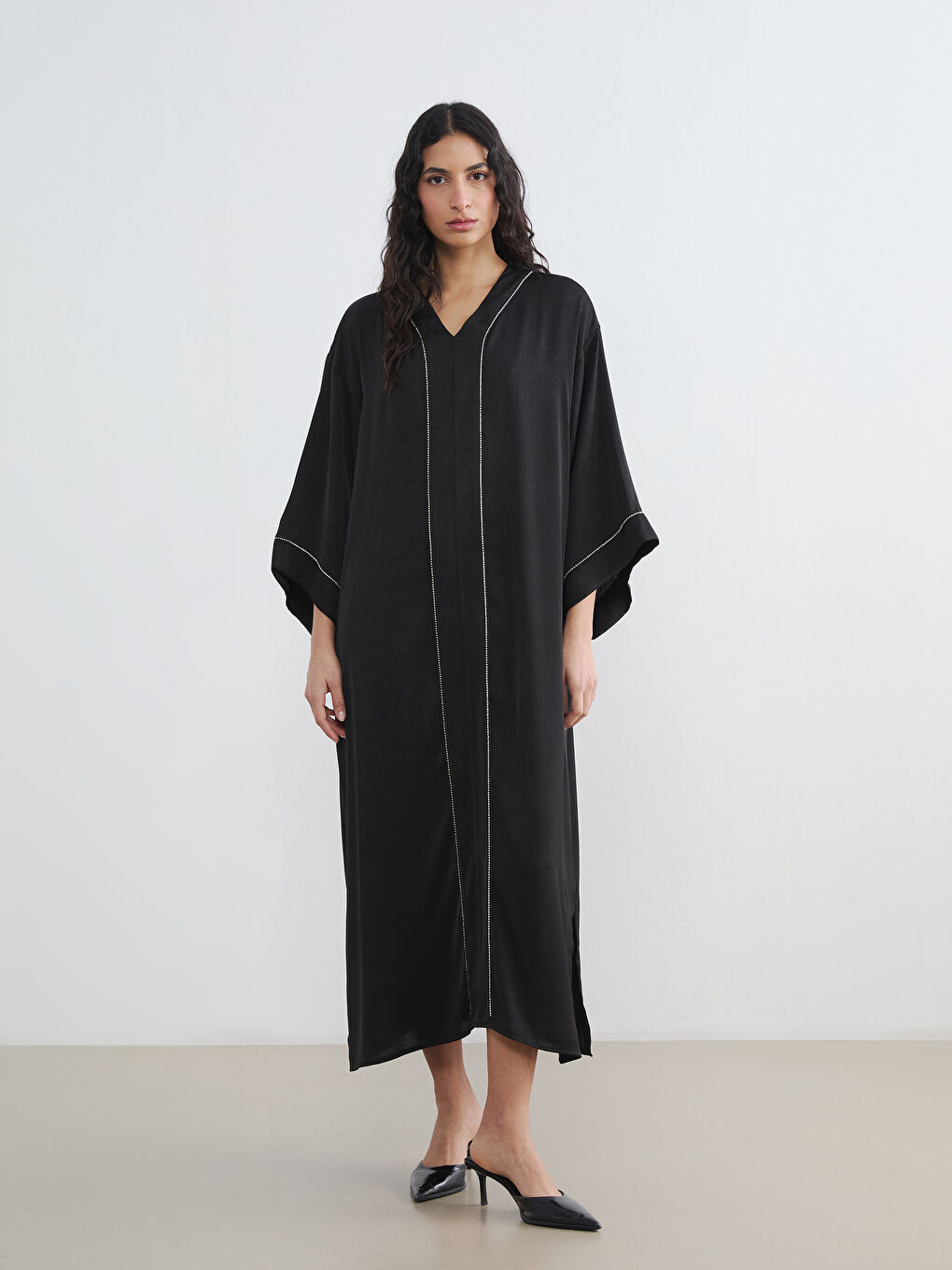 فستان ساتان أوفراسايز مزين بحبات الراين بياقة على شكل حرف V