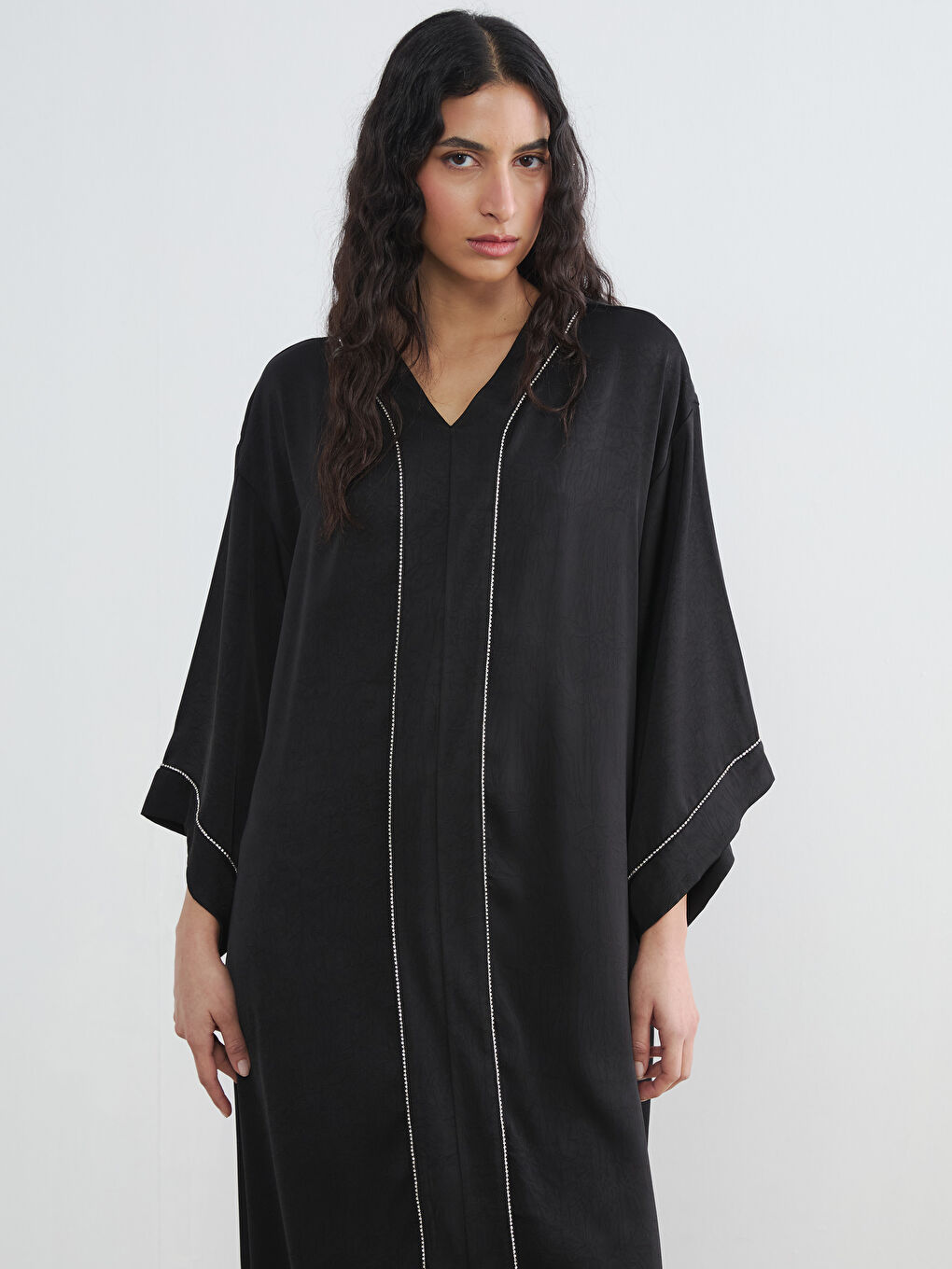 فستان ساتان أوفراسايز مزين بحبات الراين بياقة على شكل حرف V-1