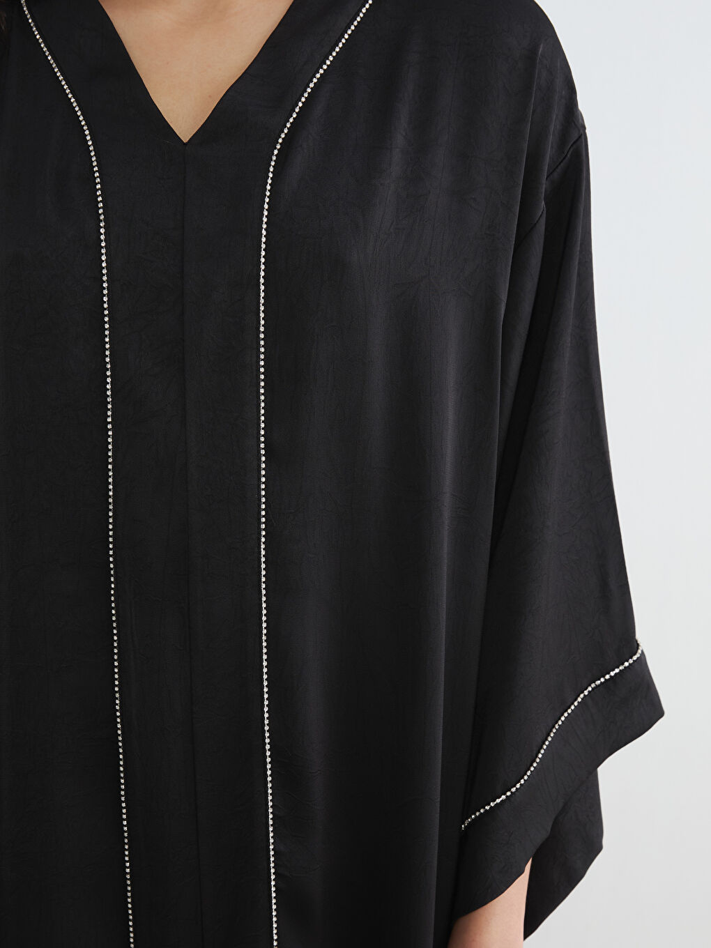 فستان ساتان أوفراسايز مزين بحبات الراين بياقة على شكل حرف V-2