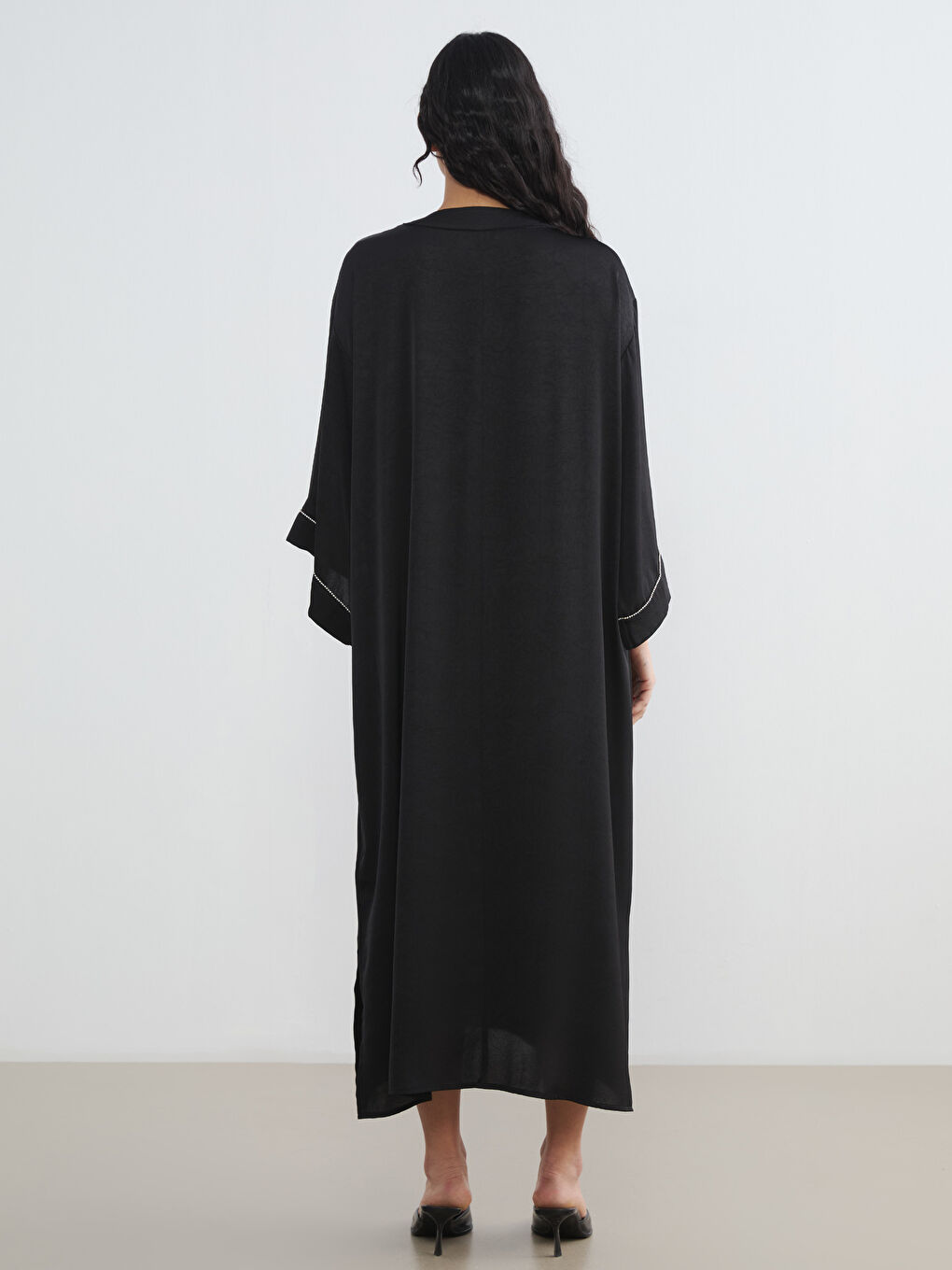 فستان ساتان أوفراسايز مزين بحبات الراين بياقة على شكل حرف V-3