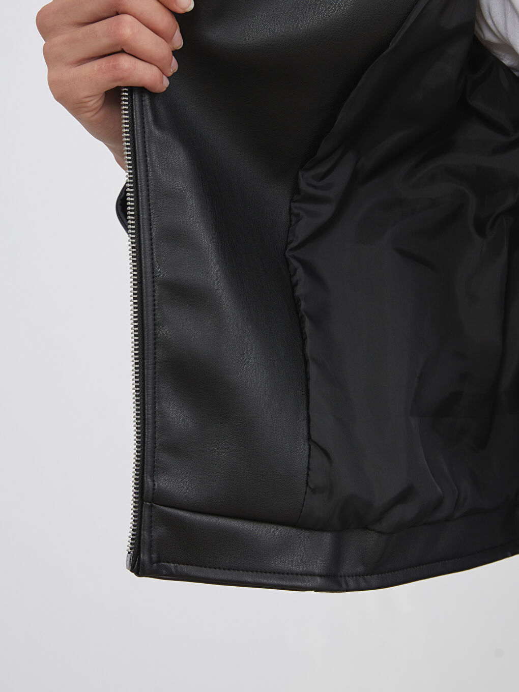Frau SCHWARZ Kunstlederjacke-3