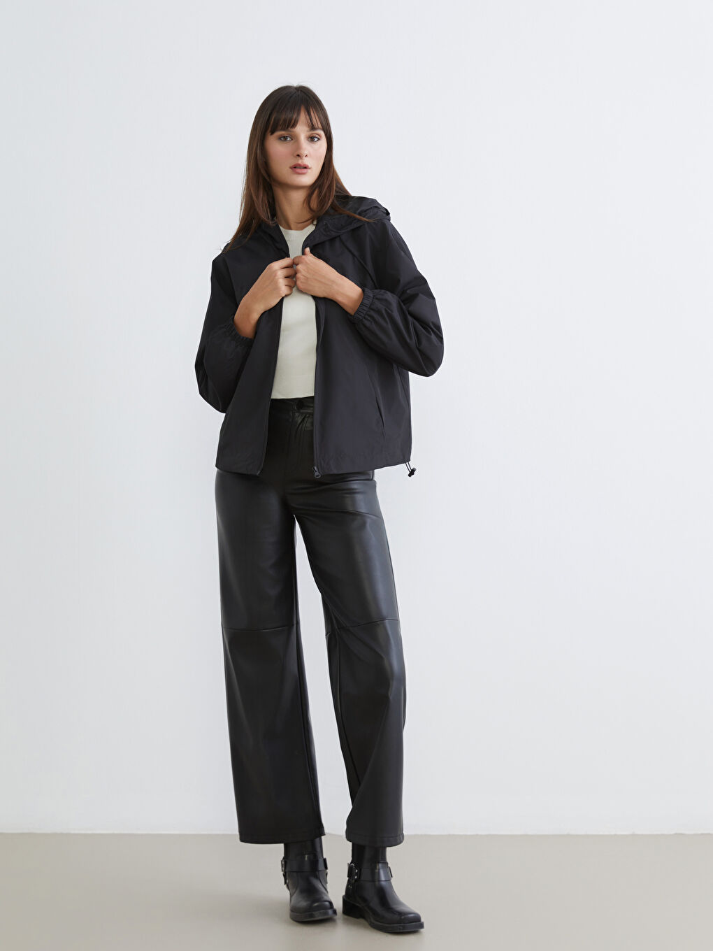 Siyah Kapüşonlu Oversize Kadın Yağmurluk-1