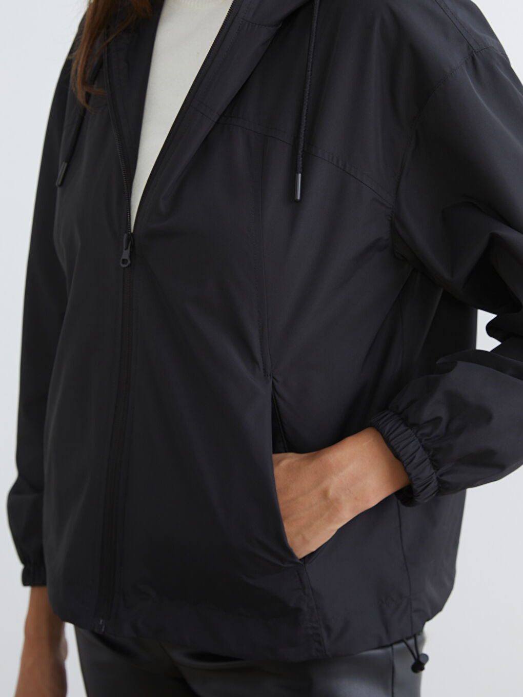 Siyah Kapüşonlu Oversize Kadın Yağmurluk-2