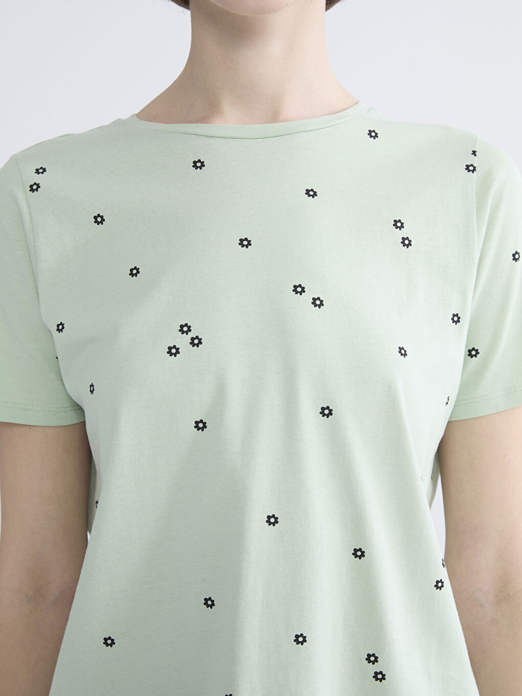 Женская футболка с цветочным принтом-2