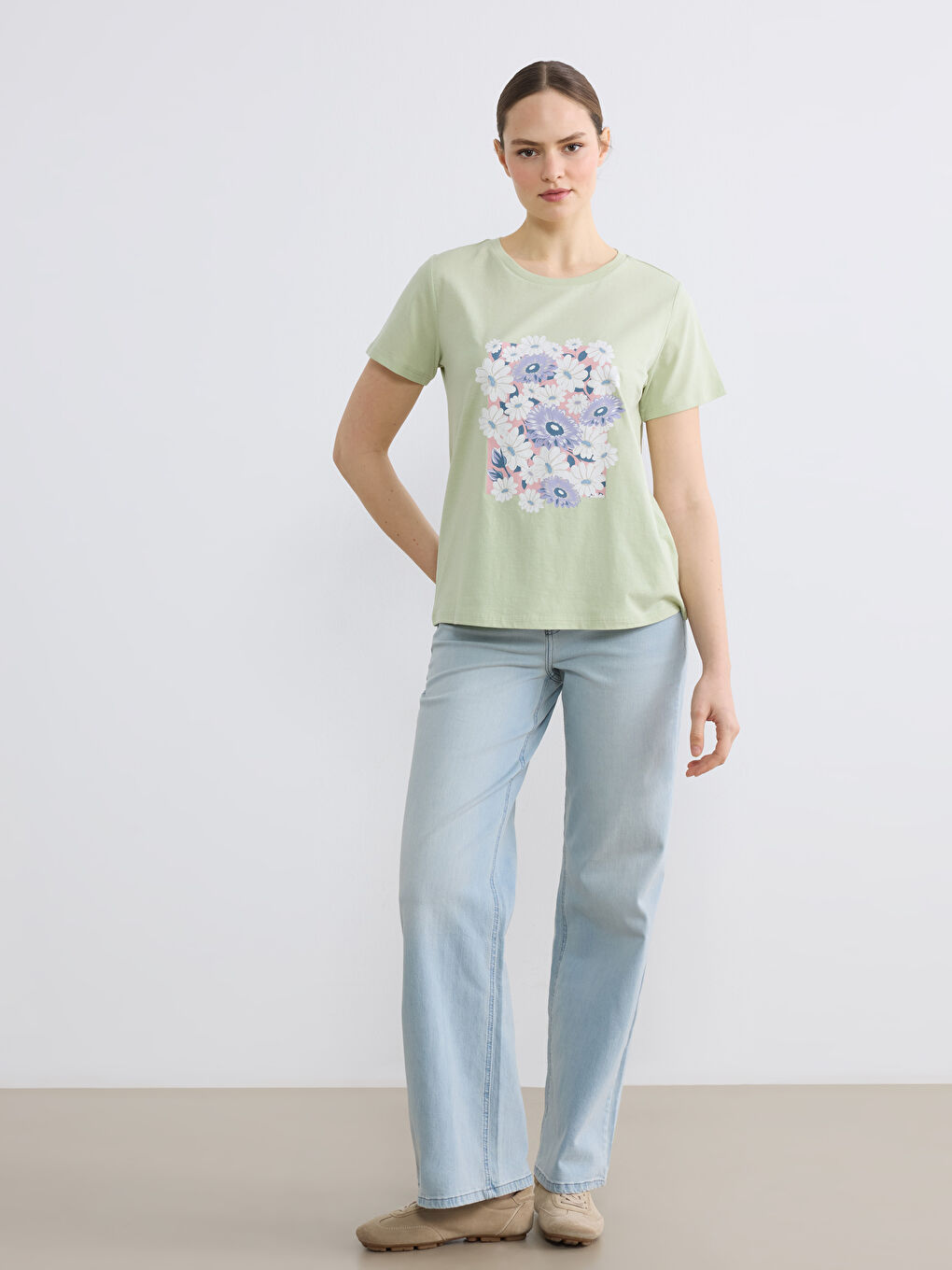 Bisiklet Yaka Çiçek Baskılı Kadın Tişört-1