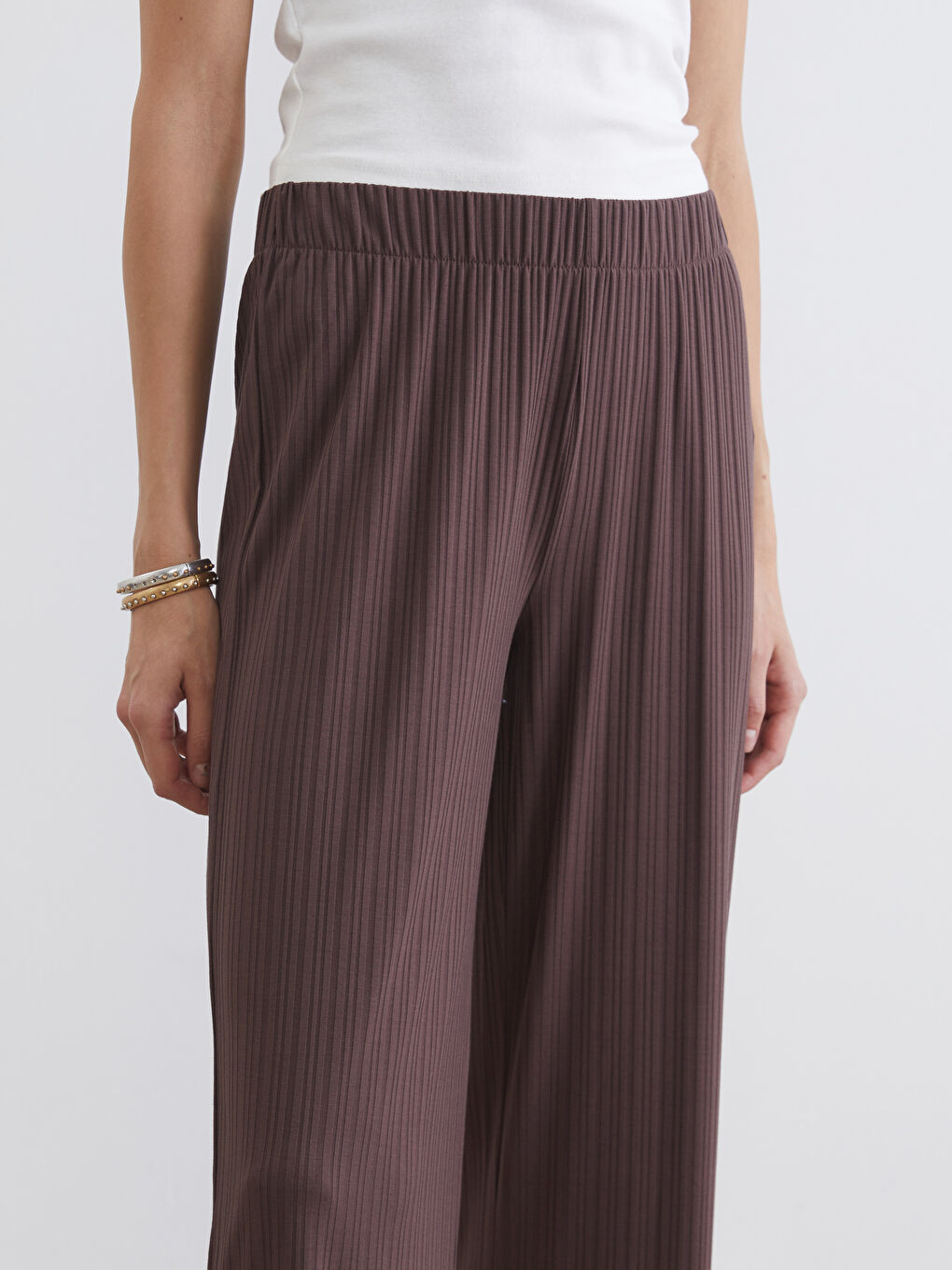 Женские текстурированные брюки с эластичным поясом-2