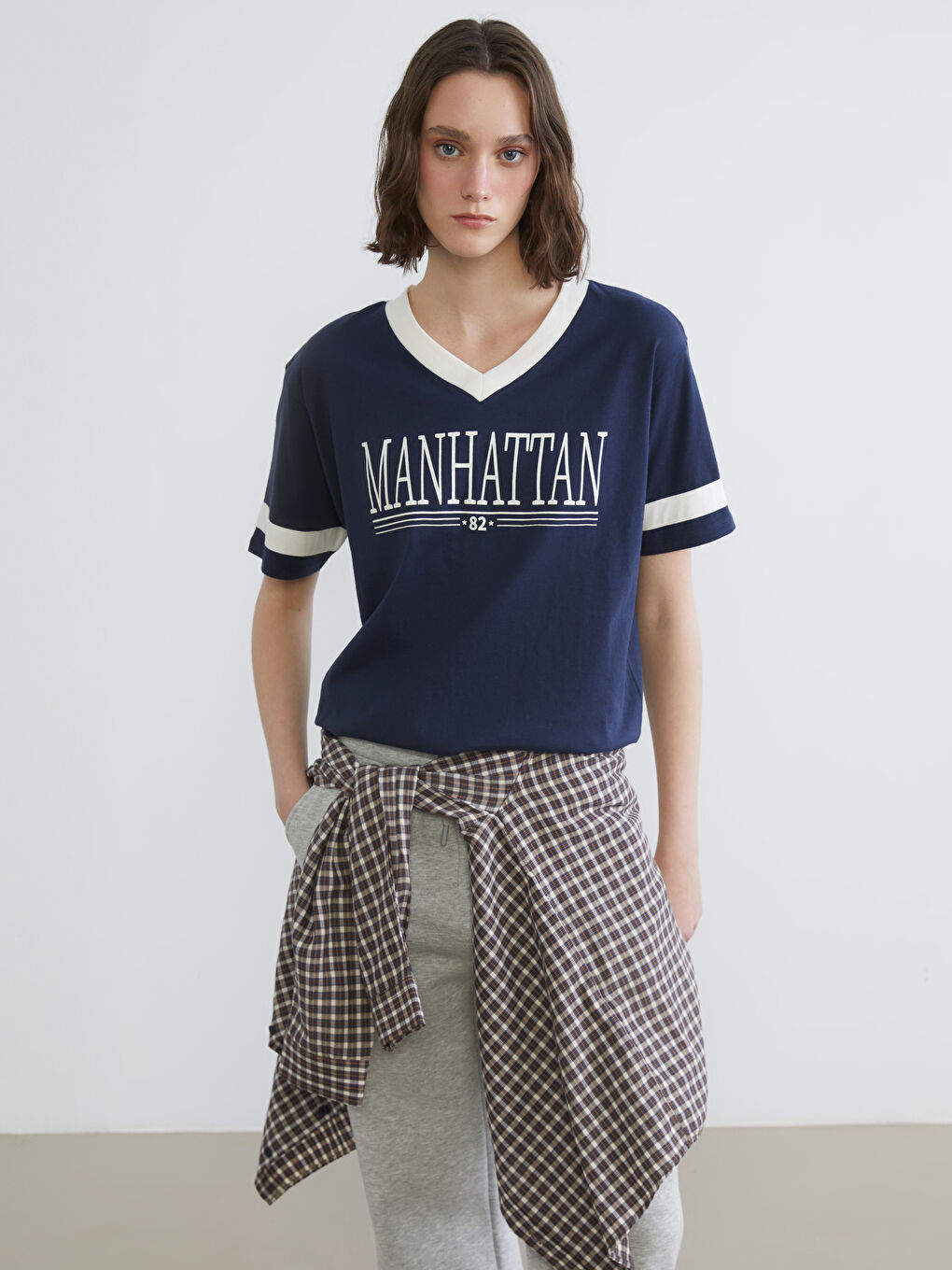 تیشێرت شینی تۆخ ژن