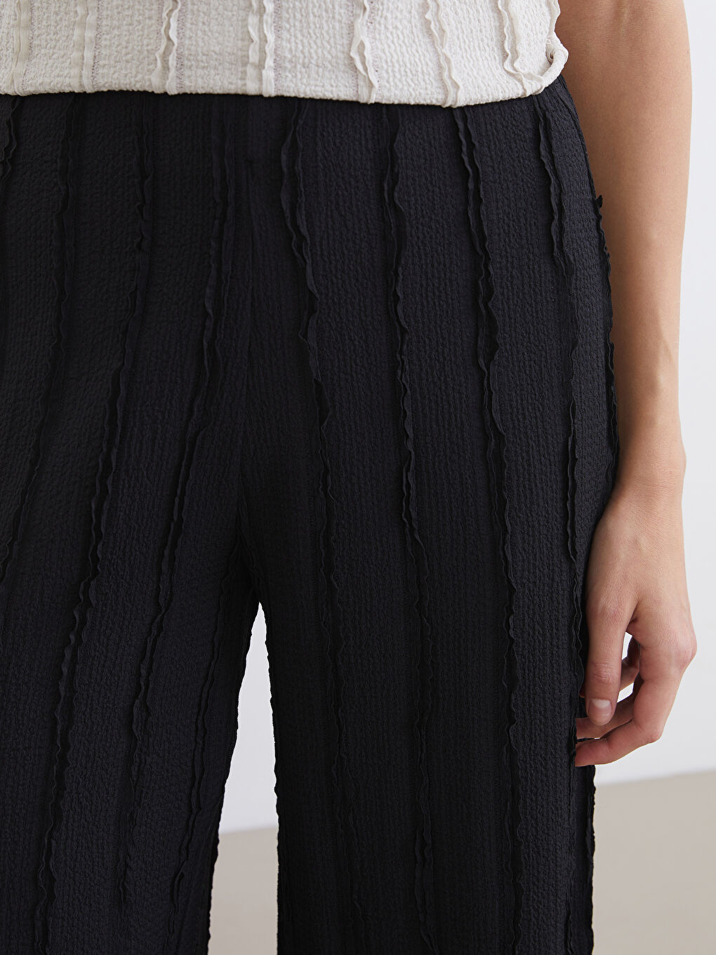 Siyah Beli Lastikli Dokulu Kadın Pantolon-2