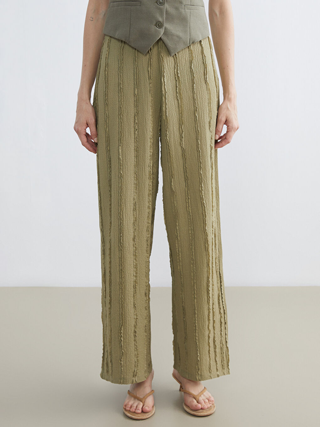 Женские текстурированные брюки с эластичным поясом-1